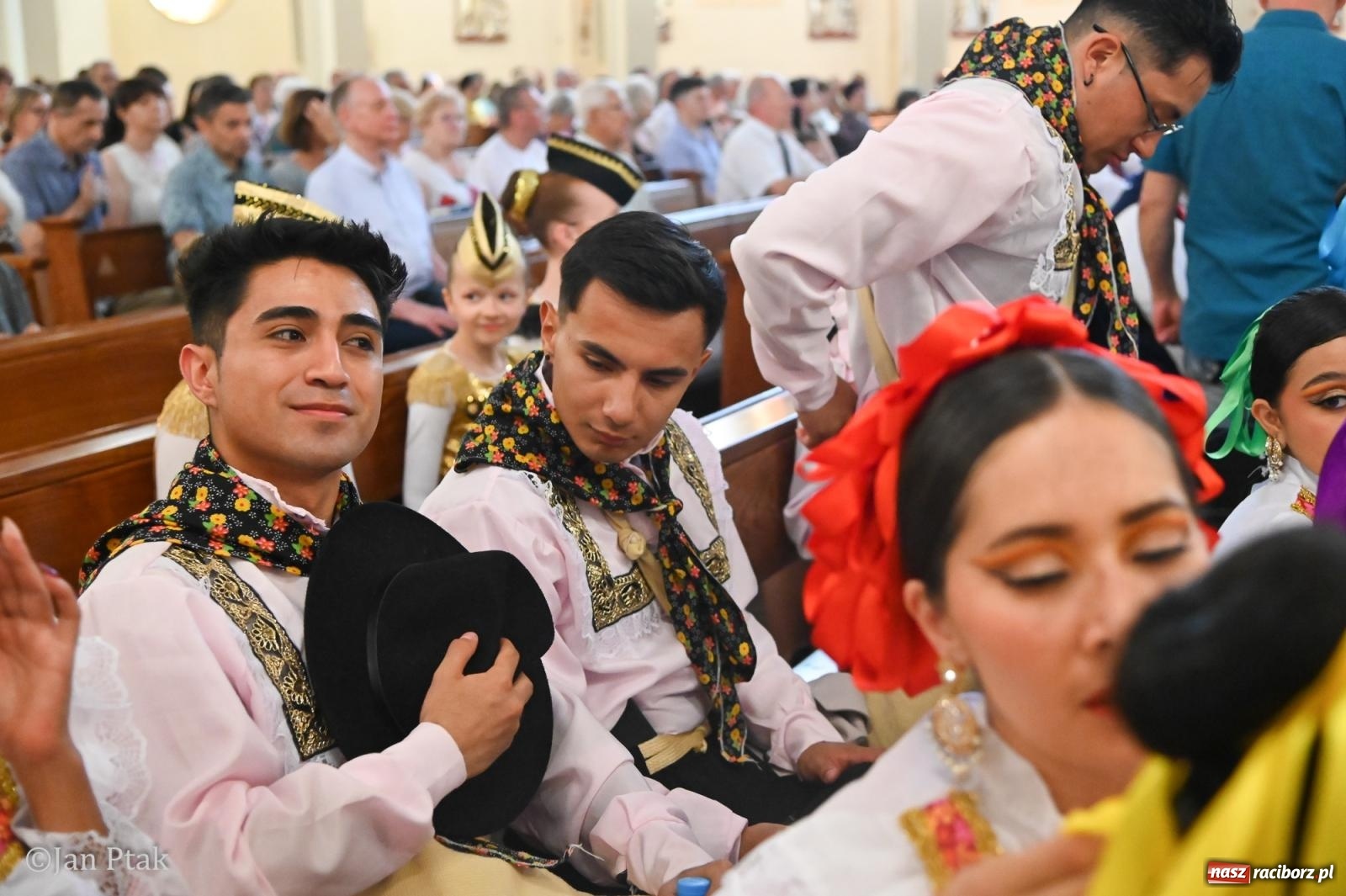 Zdjęcie w galerii na portalu naszraciborz.pl: Międzynarodowy folklor w Raciborzu. Zespoły z Kolumbii, Czech i Polski wspólnie na festiwalu wiadomości z regionu