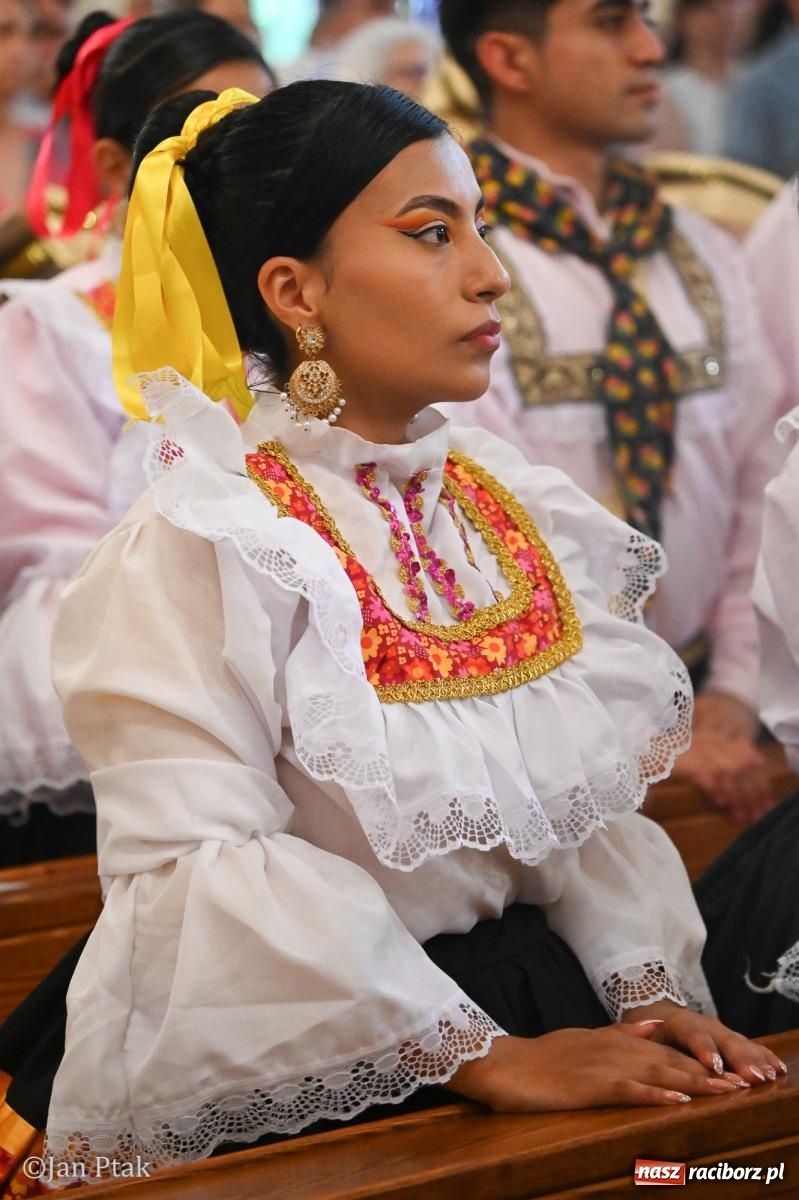Zdjęcie w galerii na portalu naszraciborz.pl: Międzynarodowy folklor w Raciborzu. Zespoły z Kolumbii, Czech i Polski wspólnie na festiwalu wiadomości z regionu