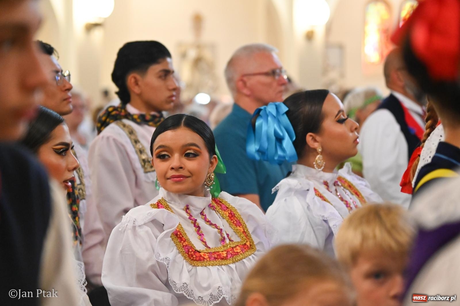 Zdjęcie w galerii na portalu naszraciborz.pl: Międzynarodowy folklor w Raciborzu. Zespoły z Kolumbii, Czech i Polski wspólnie na festiwalu wiadomości z regionu