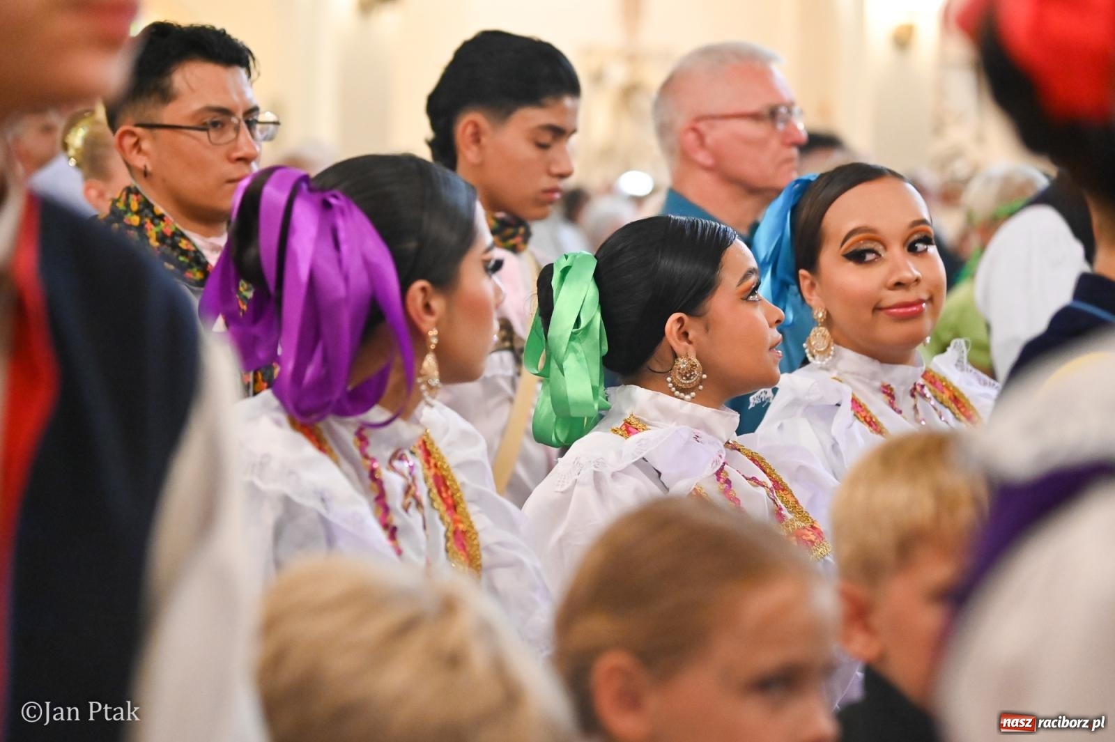 Zdjęcie w galerii na portalu naszraciborz.pl: Międzynarodowy folklor w Raciborzu. Zespoły z Kolumbii, Czech i Polski wspólnie na festiwalu wiadomości z regionu