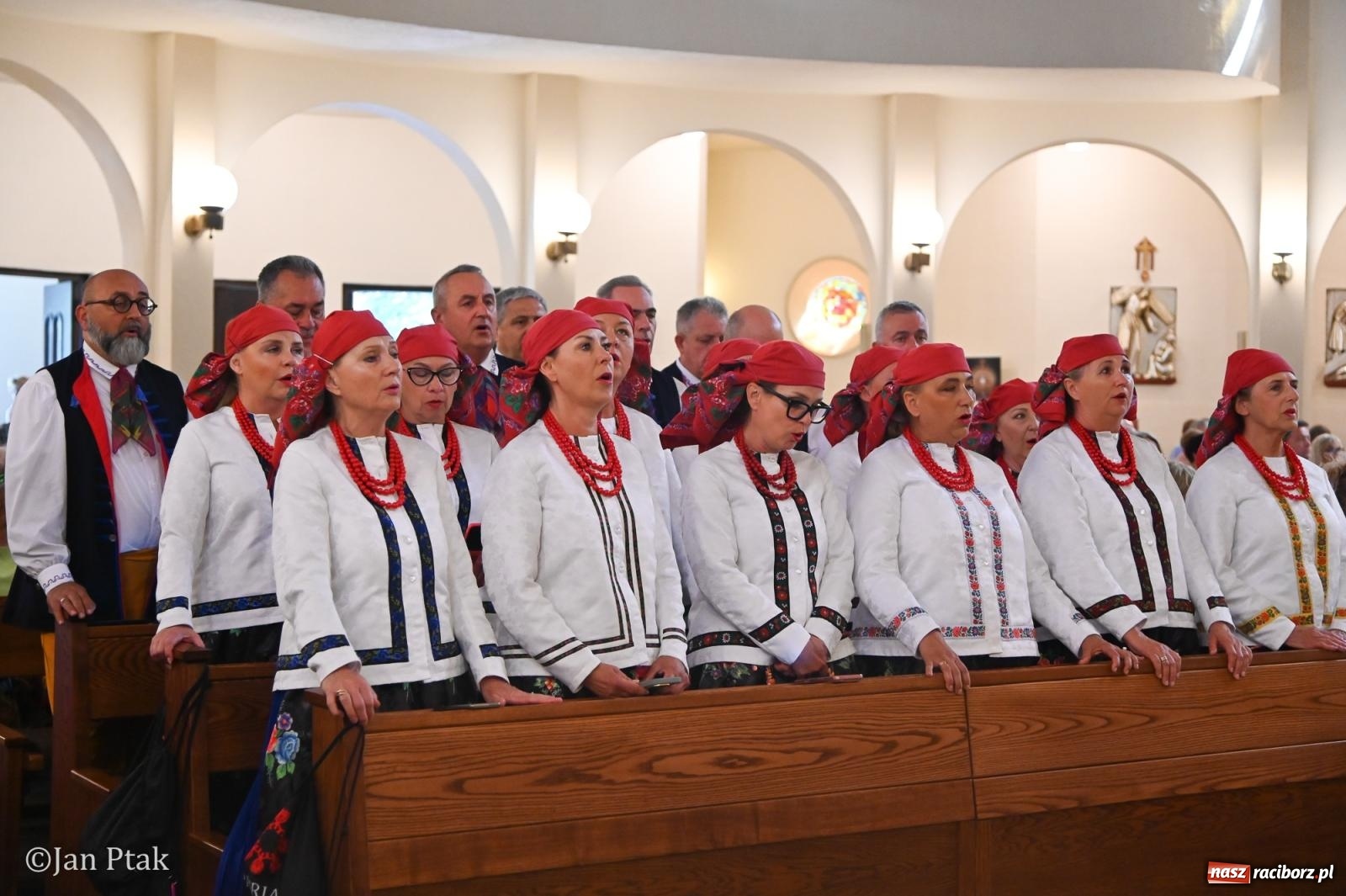 Zdjęcie w galerii na portalu naszraciborz.pl: Międzynarodowy folklor w Raciborzu. Zespoły z Kolumbii, Czech i Polski wspólnie na festiwalu wiadomości z regionu