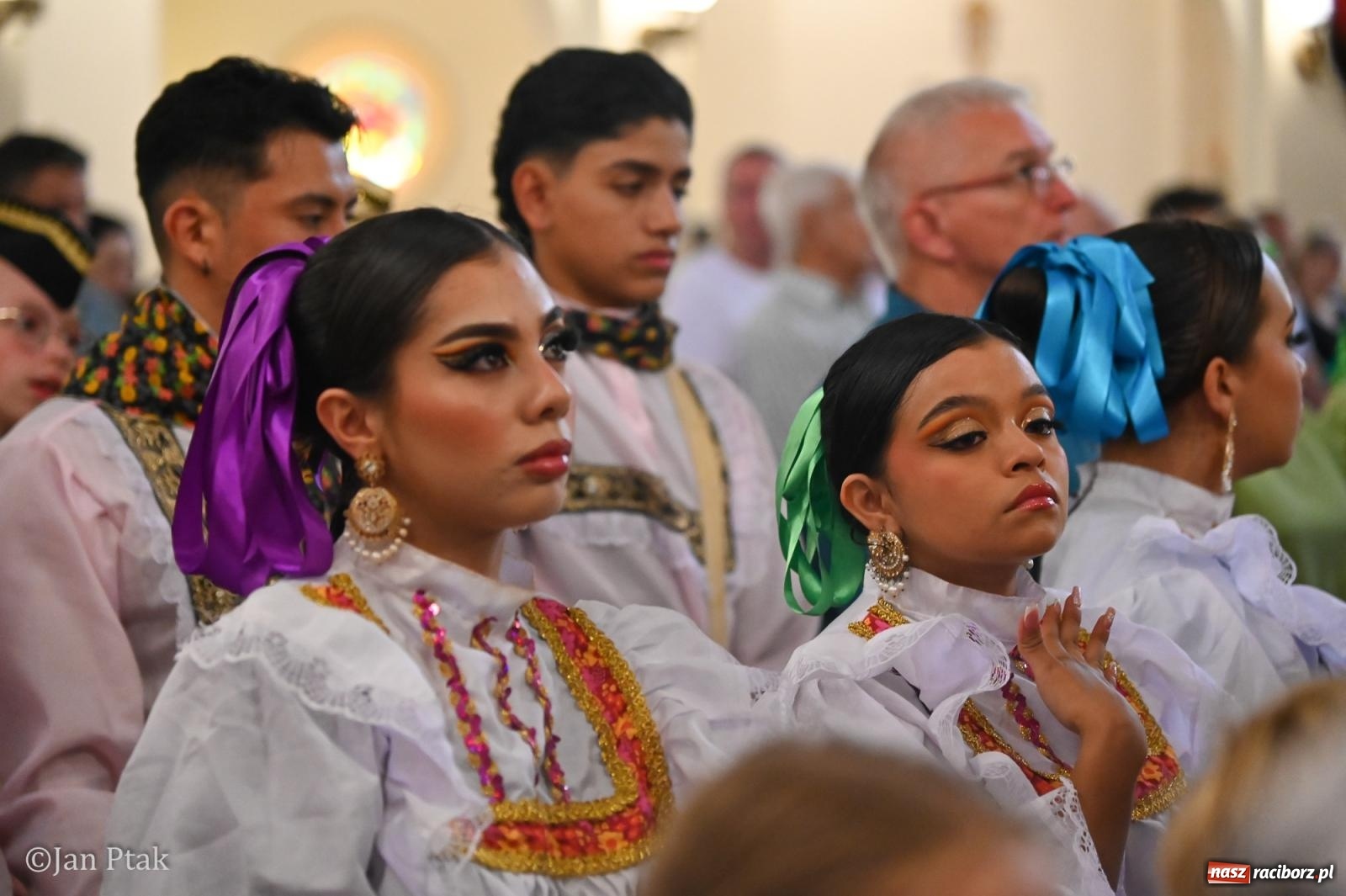 Zdjęcie w galerii na portalu naszraciborz.pl: Międzynarodowy folklor w Raciborzu. Zespoły z Kolumbii, Czech i Polski wspólnie na festiwalu wiadomości z regionu