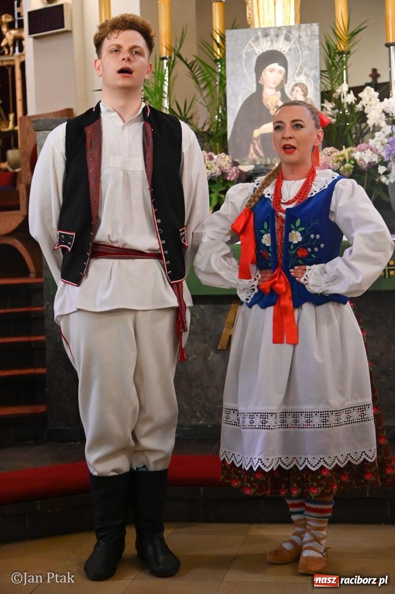 Zdjęcie w galerii na portalu naszraciborz.pl: Międzynarodowy folklor w Raciborzu. Zespoły z Kolumbii, Czech i Polski wspólnie na festiwalu wiadomości z regionu
