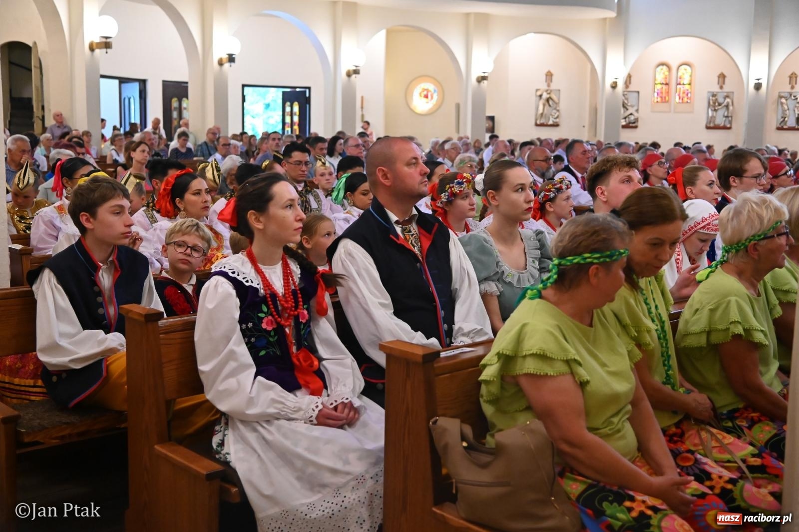 Zdjęcie w galerii na portalu naszraciborz.pl: Międzynarodowy folklor w Raciborzu. Zespoły z Kolumbii, Czech i Polski wspólnie na festiwalu wiadomości z regionu