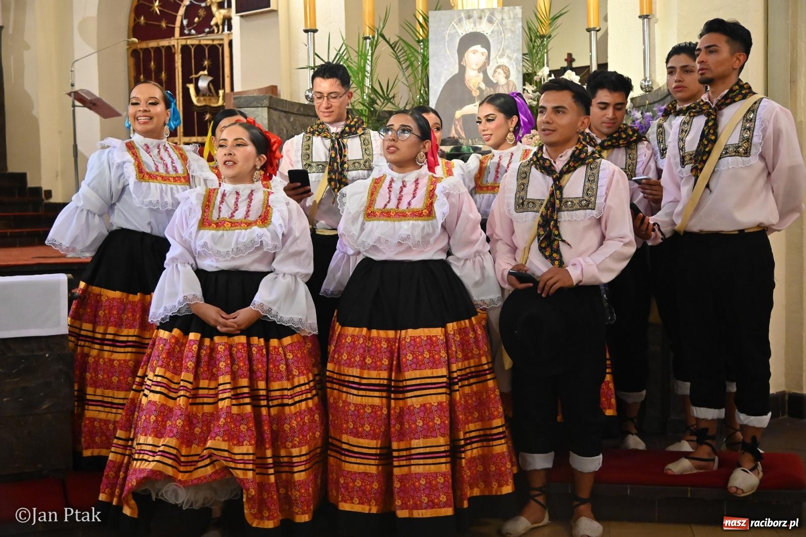 Zdjęcie w galerii na portalu naszraciborz.pl: Międzynarodowy folklor w Raciborzu. Zespoły z Kolumbii, Czech i Polski wspólnie na festiwalu wiadomości z regionu