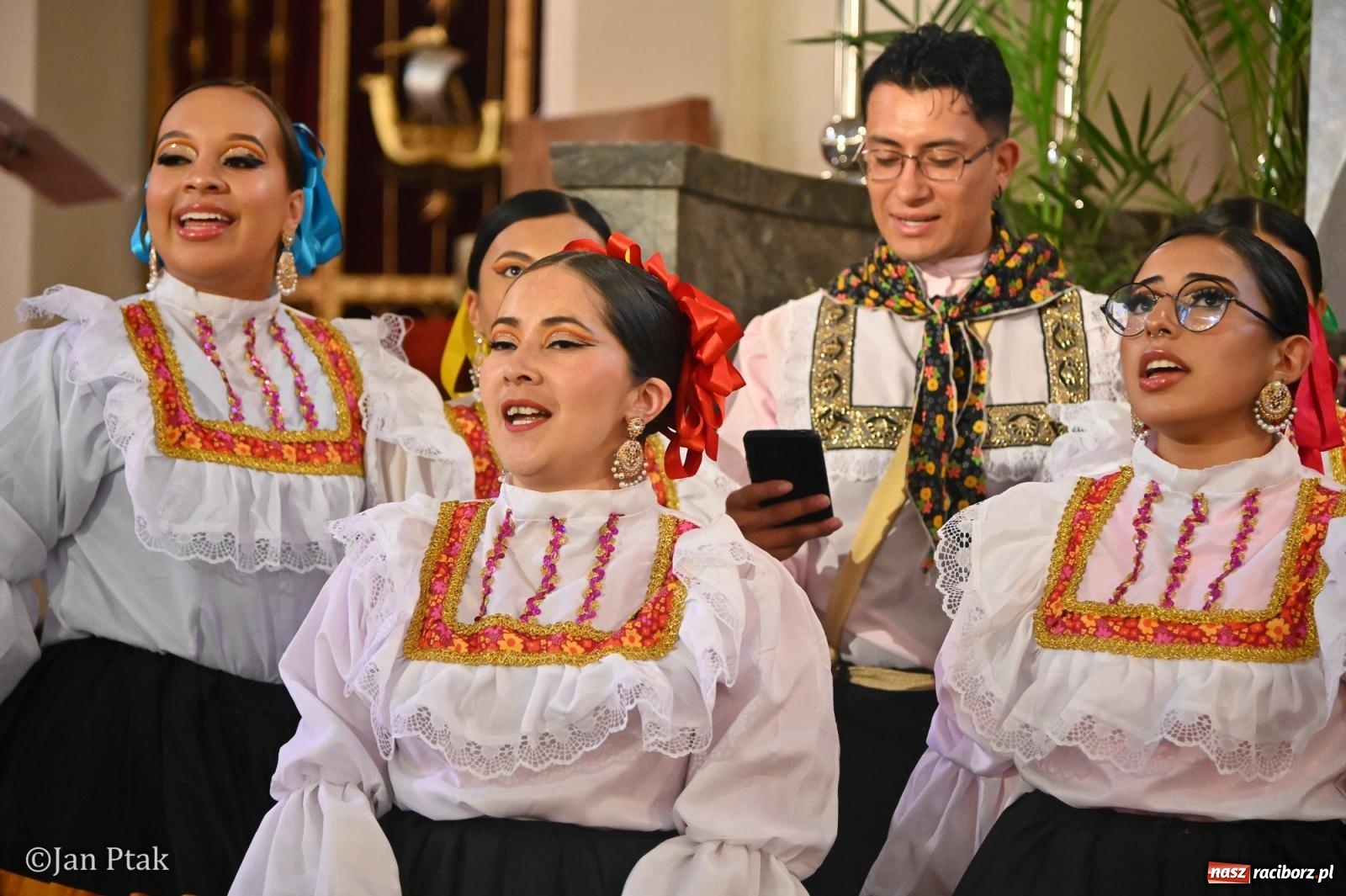 Zdjęcie w galerii na portalu naszraciborz.pl: Międzynarodowy folklor w Raciborzu. Zespoły z Kolumbii, Czech i Polski wspólnie na festiwalu wiadomości z regionu