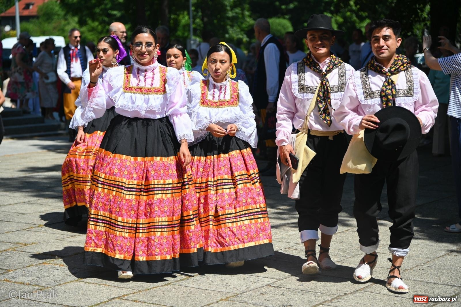 Zdjęcie w galerii na portalu naszraciborz.pl: Międzynarodowy folklor w Raciborzu. Zespoły z Kolumbii, Czech i Polski wspólnie na festiwalu wiadomości z regionu