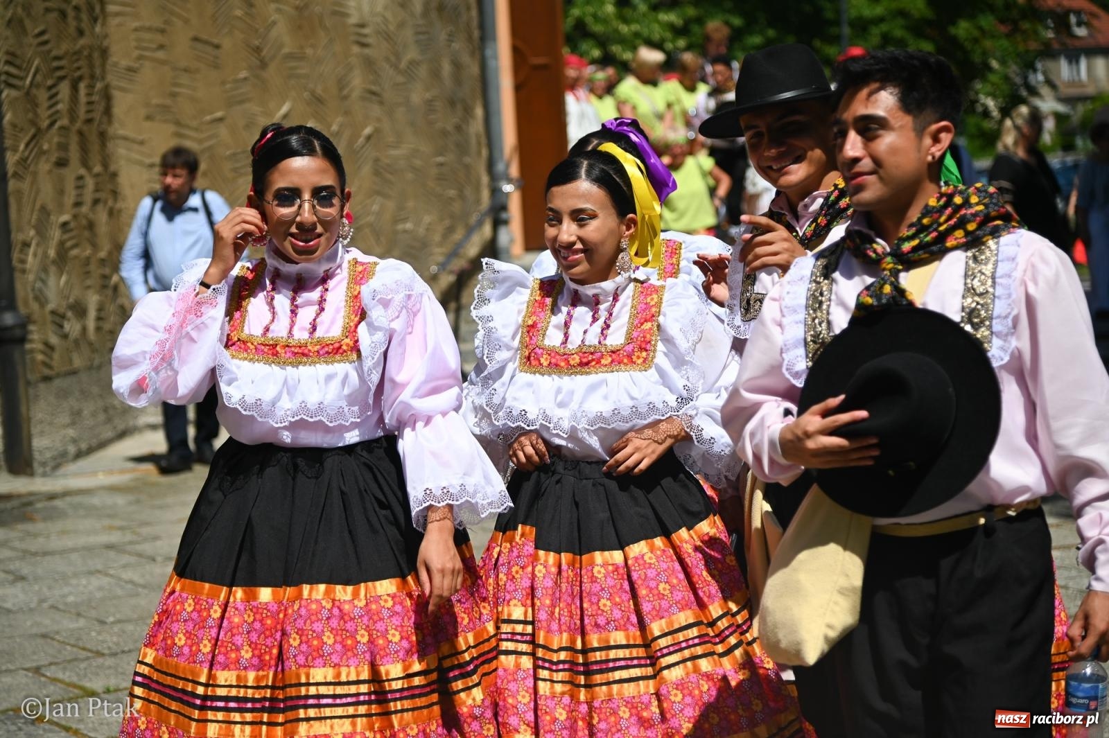 Zdjęcie w galerii na portalu naszraciborz.pl: Międzynarodowy folklor w Raciborzu. Zespoły z Kolumbii, Czech i Polski wspólnie na festiwalu wiadomości z regionu