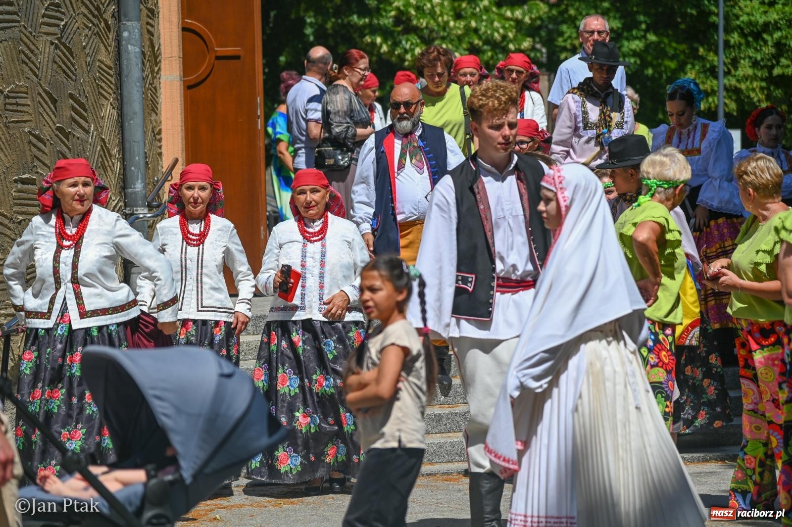 Zdjęcie w galerii na portalu naszraciborz.pl: Międzynarodowy folklor w Raciborzu. Zespoły z Kolumbii, Czech i Polski wspólnie na festiwalu wiadomości z regionu