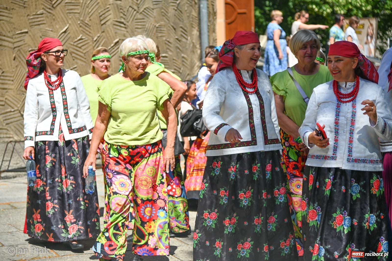 Zdjęcie w galerii na portalu naszraciborz.pl: Międzynarodowy folklor w Raciborzu. Zespoły z Kolumbii, Czech i Polski wspólnie na festiwalu wiadomości z regionu