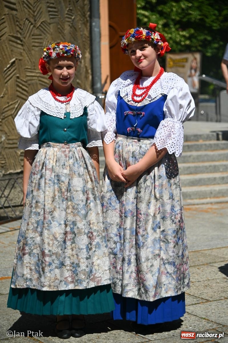 Zdjęcie w galerii na portalu naszraciborz.pl: Międzynarodowy folklor w Raciborzu. Zespoły z Kolumbii, Czech i Polski wspólnie na festiwalu wiadomości z regionu
