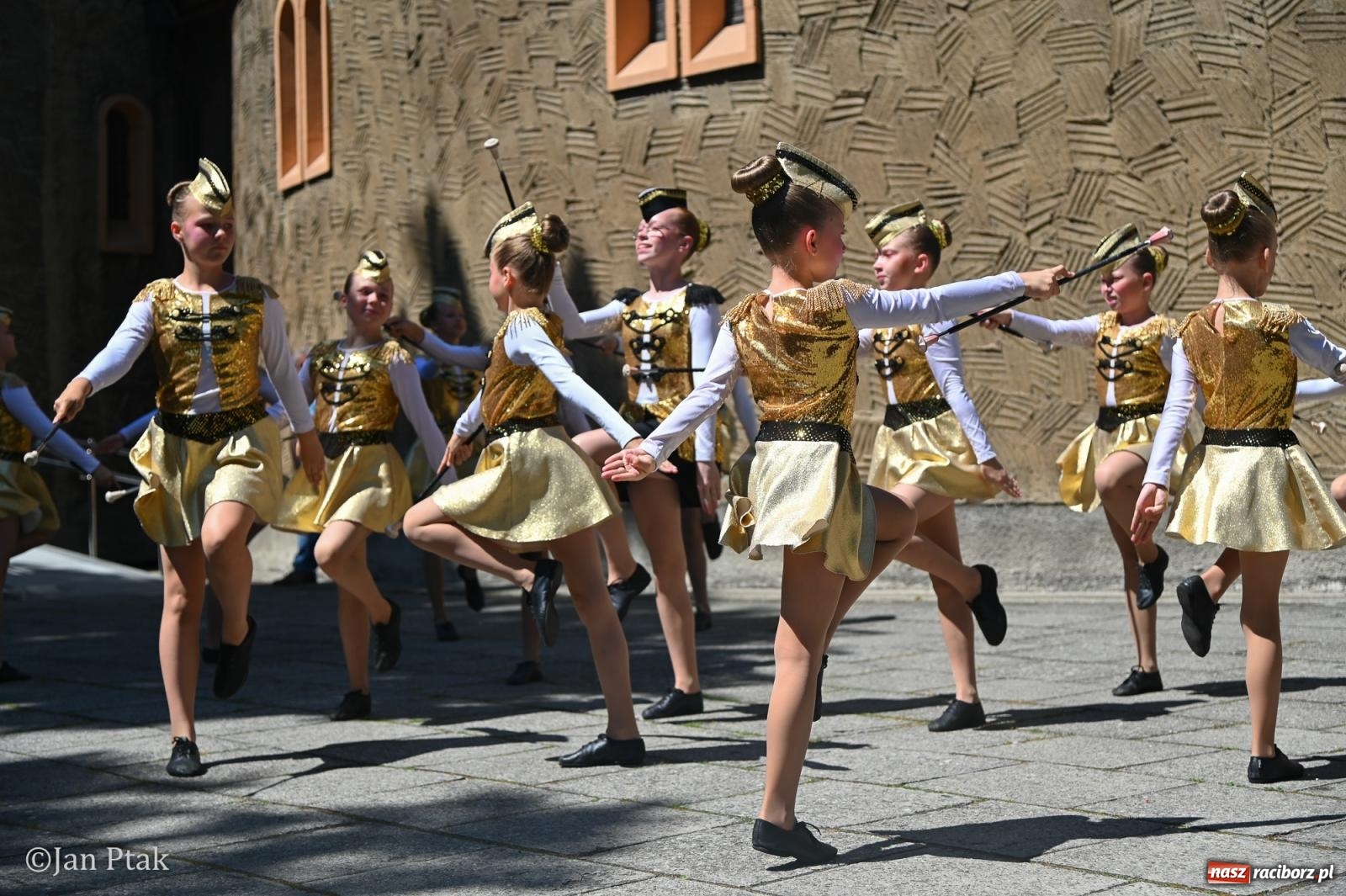 Zdjęcie w galerii na portalu naszraciborz.pl: Międzynarodowy folklor w Raciborzu. Zespoły z Kolumbii, Czech i Polski wspólnie na festiwalu wiadomości z regionu