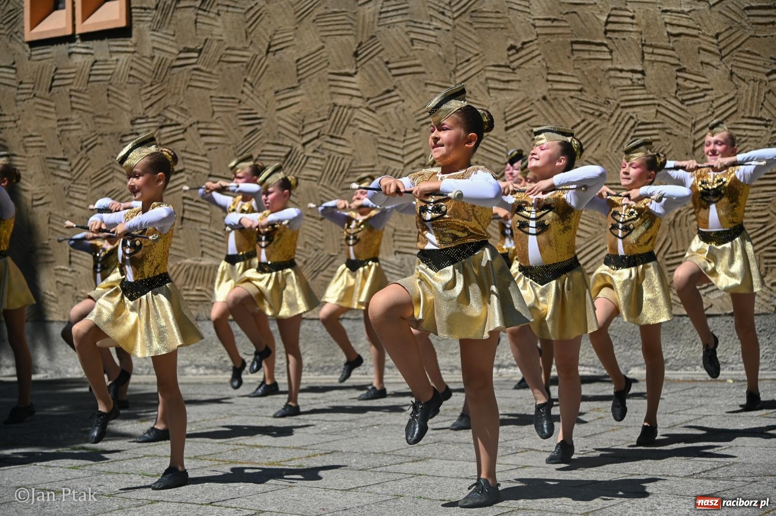 Zdjęcie w galerii na portalu naszraciborz.pl: Międzynarodowy folklor w Raciborzu. Zespoły z Kolumbii, Czech i Polski wspólnie na festiwalu wiadomości z regionu