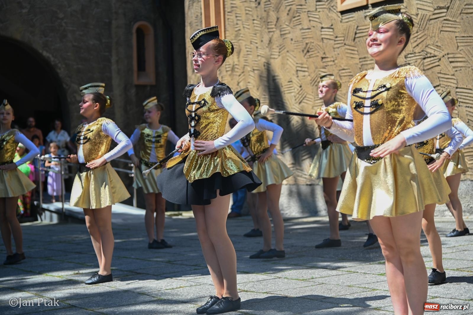 Zdjęcie w galerii na portalu naszraciborz.pl: Międzynarodowy folklor w Raciborzu. Zespoły z Kolumbii, Czech i Polski wspólnie na festiwalu wiadomości z regionu