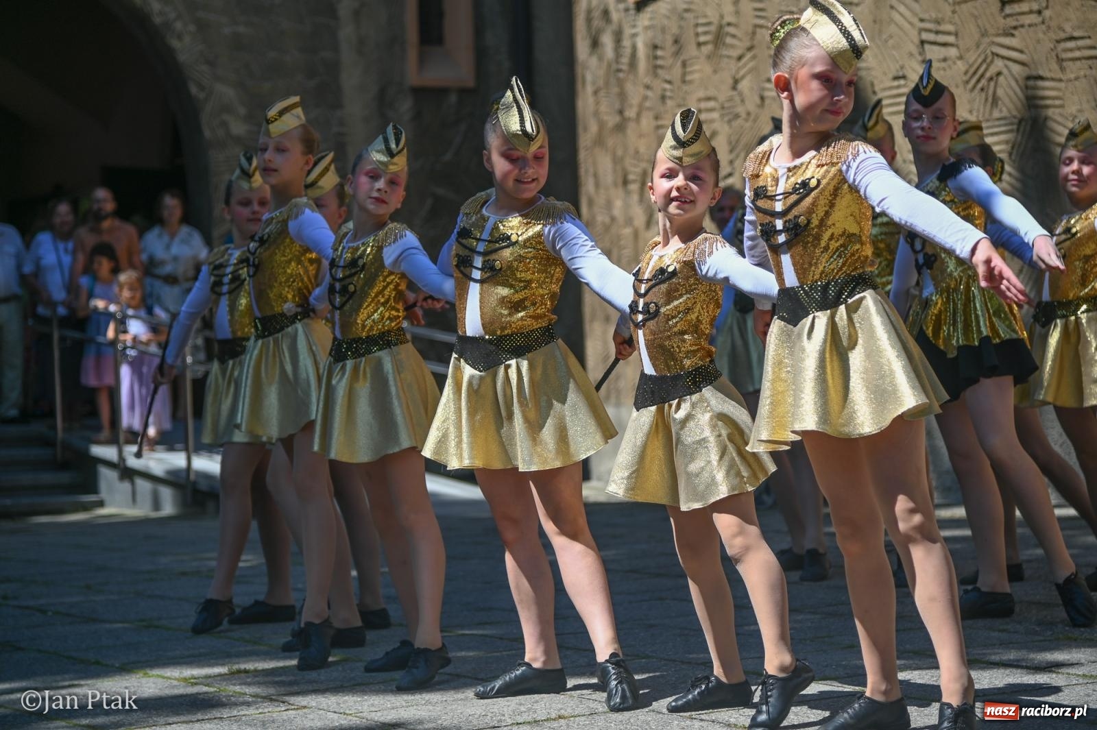 Zdjęcie w galerii na portalu naszraciborz.pl: Międzynarodowy folklor w Raciborzu. Zespoły z Kolumbii, Czech i Polski wspólnie na festiwalu wiadomości z regionu