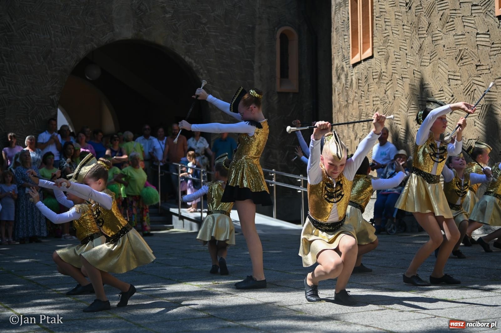 Zdjęcie w galerii na portalu naszraciborz.pl: Międzynarodowy folklor w Raciborzu. Zespoły z Kolumbii, Czech i Polski wspólnie na festiwalu wiadomości z regionu