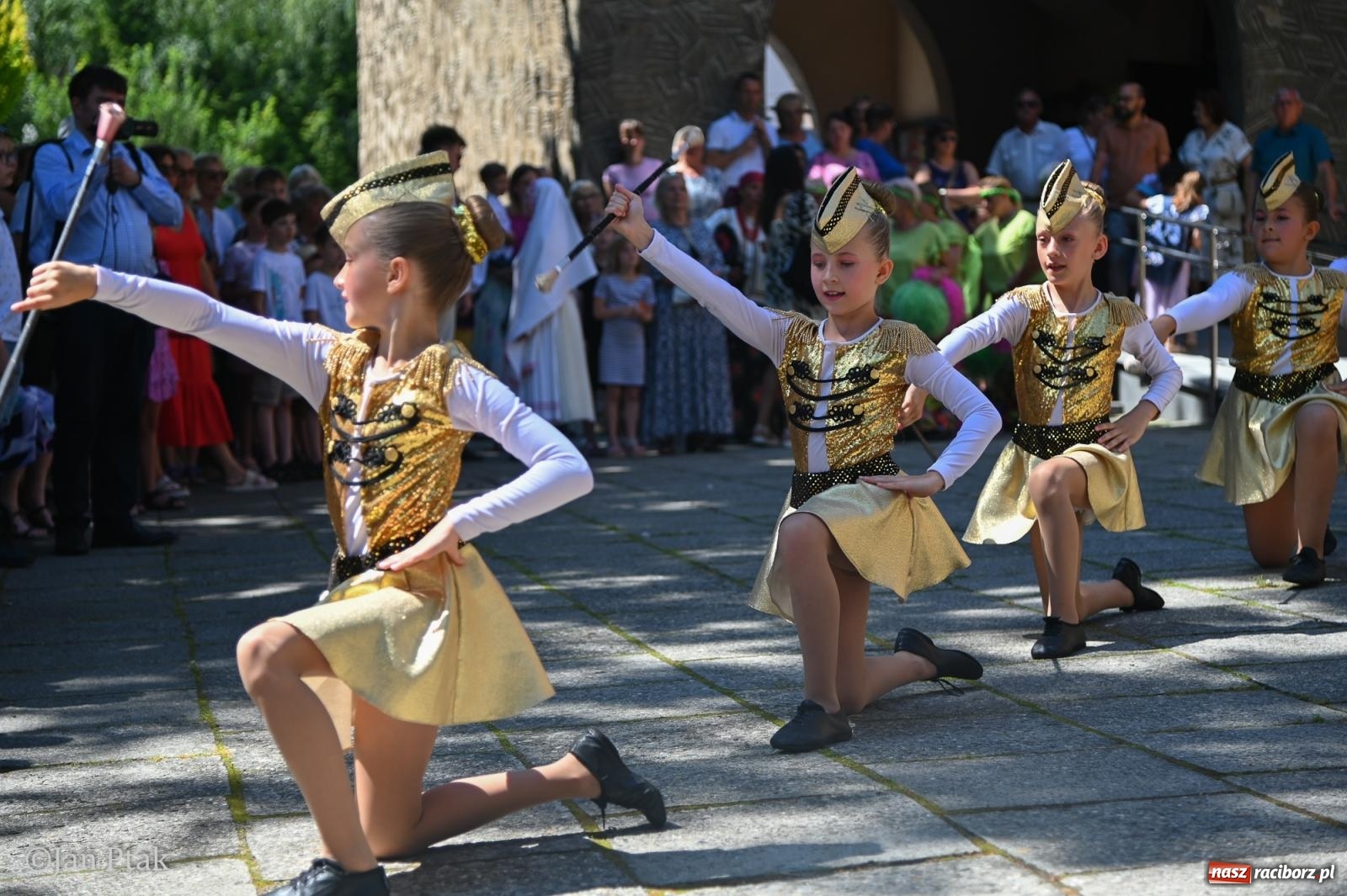 Zdjęcie w galerii na portalu naszraciborz.pl: Międzynarodowy folklor w Raciborzu. Zespoły z Kolumbii, Czech i Polski wspólnie na festiwalu wiadomości z regionu