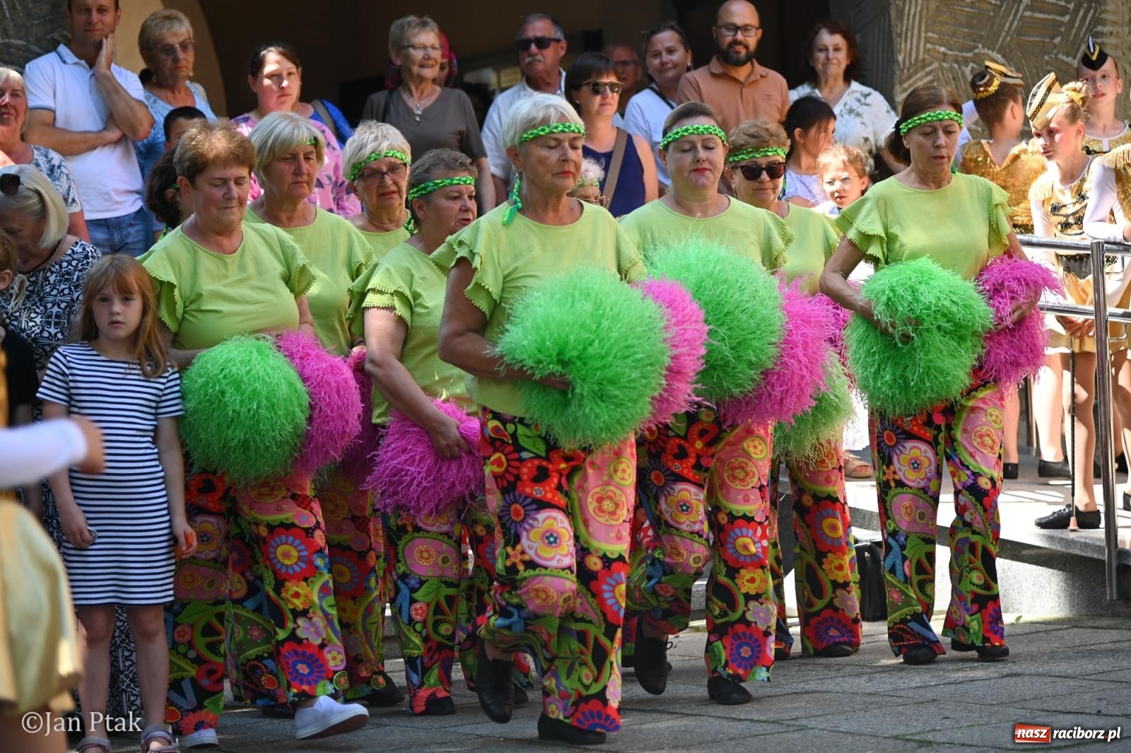 Zdjęcie w galerii na portalu naszraciborz.pl: Międzynarodowy folklor w Raciborzu. Zespoły z Kolumbii, Czech i Polski wspólnie na festiwalu wiadomości z regionu