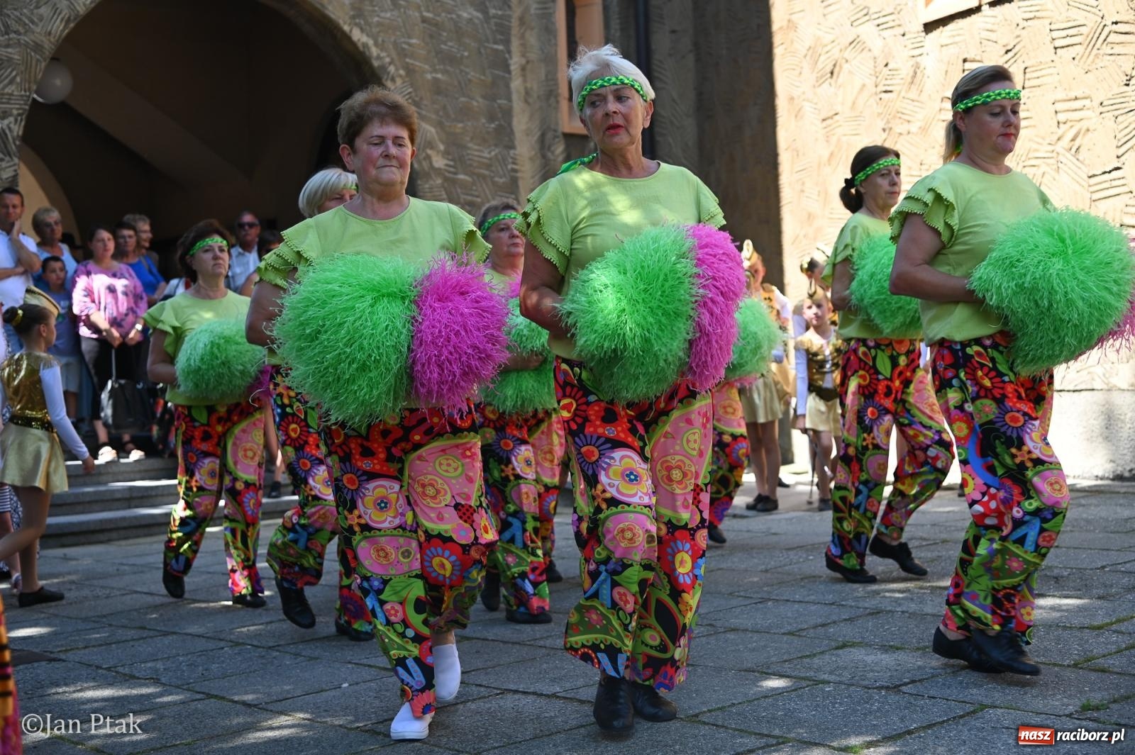 Zdjęcie w galerii na portalu naszraciborz.pl: Międzynarodowy folklor w Raciborzu. Zespoły z Kolumbii, Czech i Polski wspólnie na festiwalu wiadomości z regionu