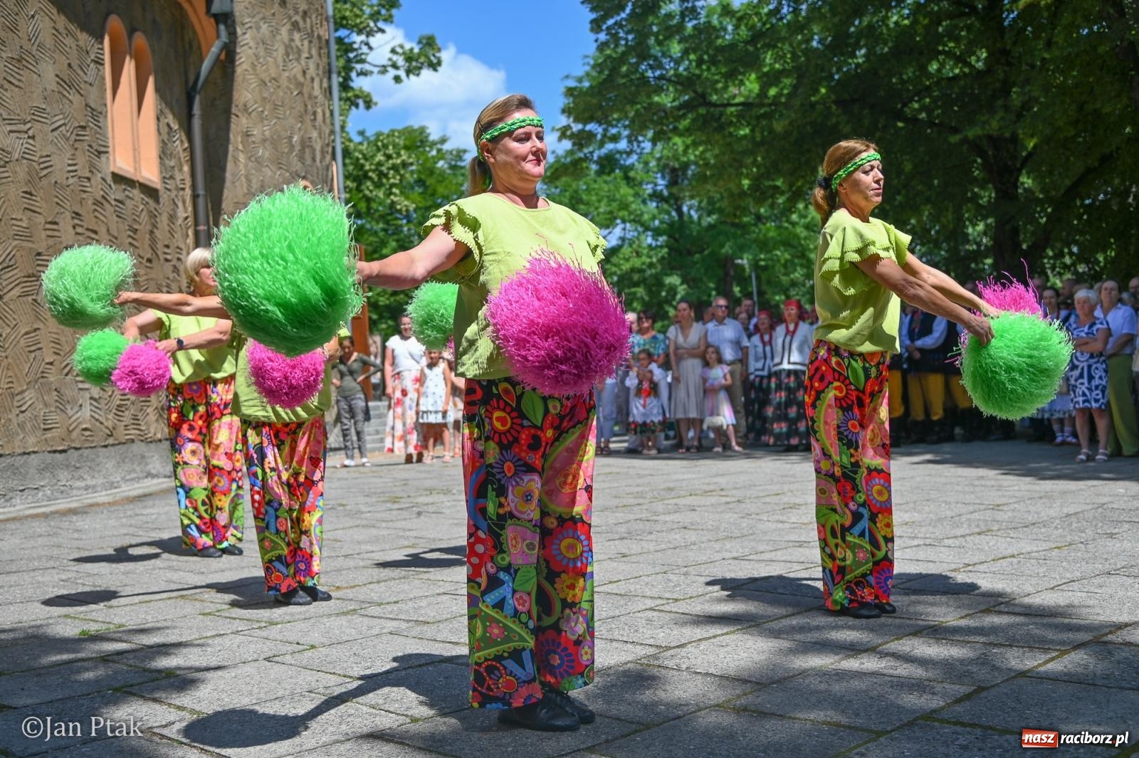 Zdjęcie w galerii na portalu naszraciborz.pl: Międzynarodowy folklor w Raciborzu. Zespoły z Kolumbii, Czech i Polski wspólnie na festiwalu wiadomości z regionu
