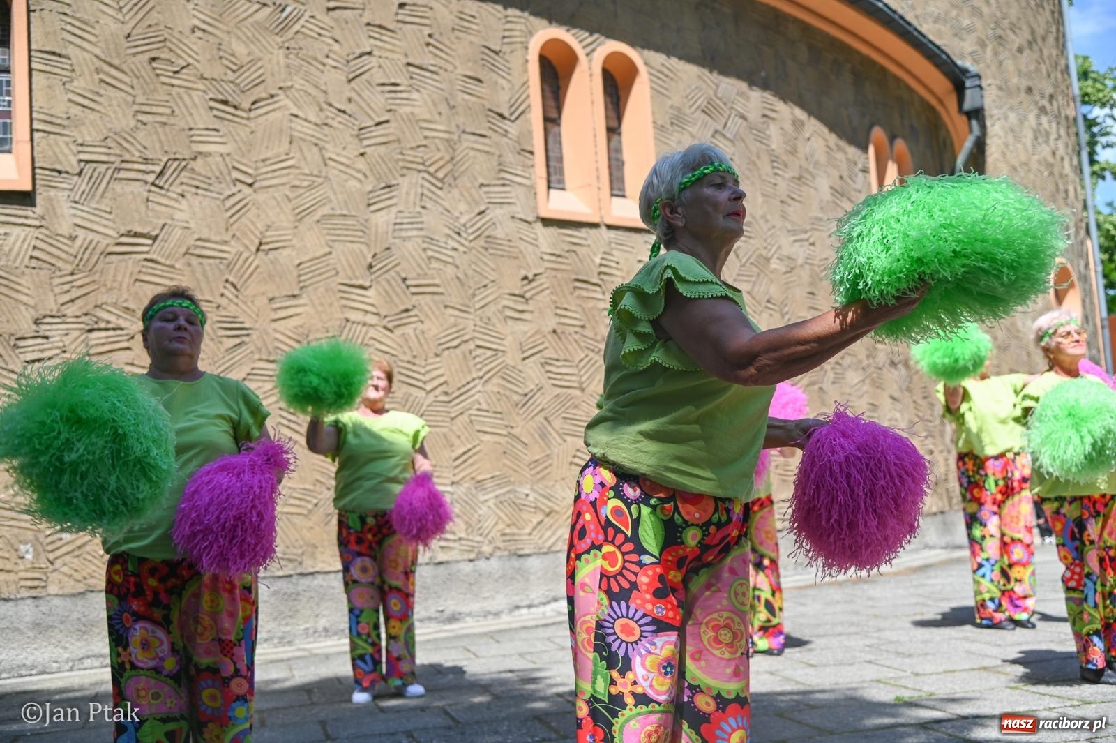 Zdjęcie w galerii na portalu naszraciborz.pl: Międzynarodowy folklor w Raciborzu. Zespoły z Kolumbii, Czech i Polski wspólnie na festiwalu wiadomości z regionu