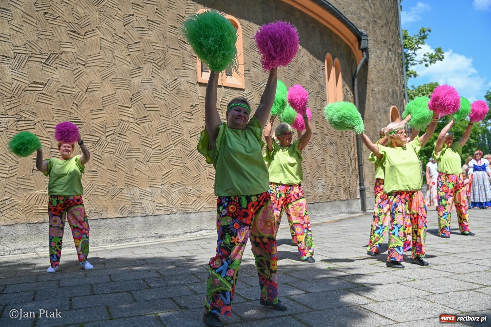 Zdjęcie w galerii na portalu naszraciborz.pl: Międzynarodowy folklor w Raciborzu. Zespoły z Kolumbii, Czech i Polski wspólnie na festiwalu wiadomości z regionu