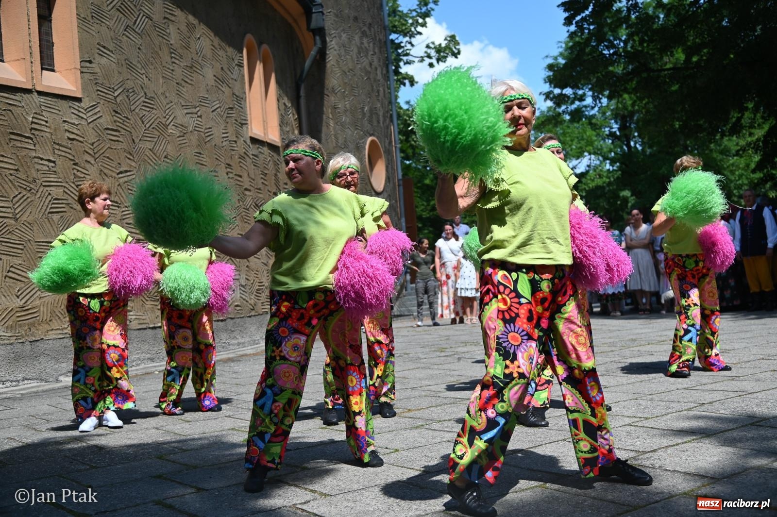 Zdjęcie w galerii na portalu naszraciborz.pl: Międzynarodowy folklor w Raciborzu. Zespoły z Kolumbii, Czech i Polski wspólnie na festiwalu wiadomości z regionu