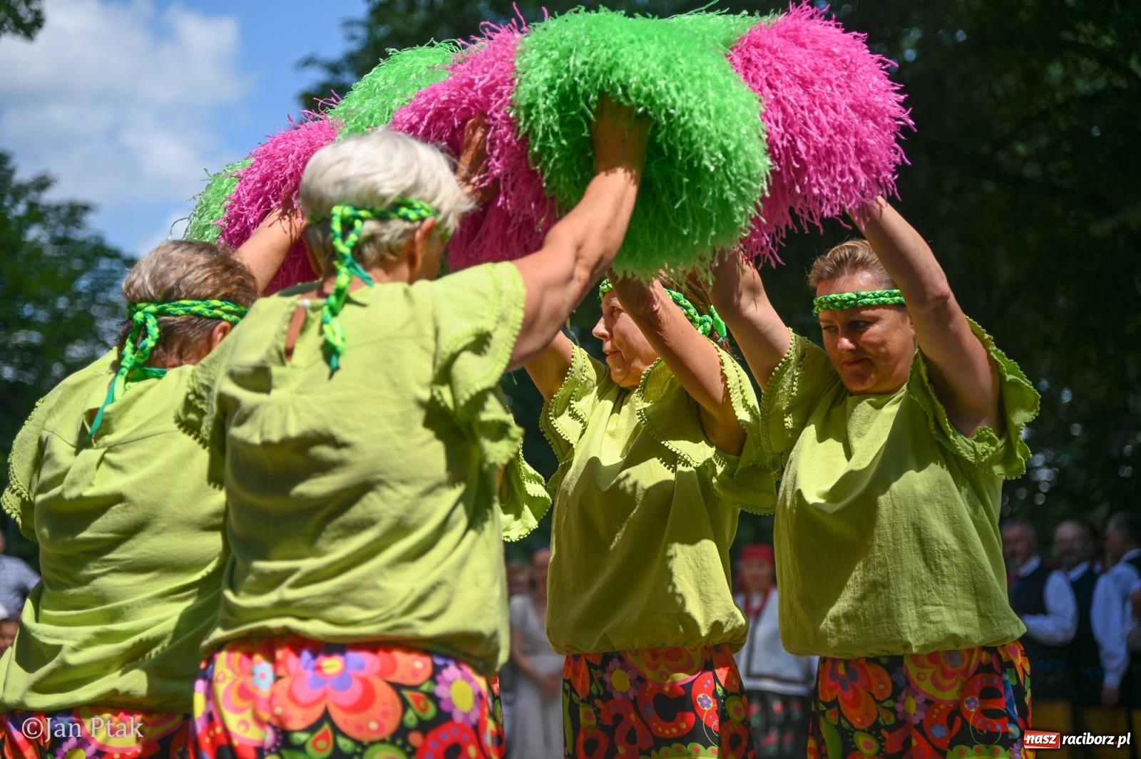 Zdjęcie w galerii na portalu naszraciborz.pl: Międzynarodowy folklor w Raciborzu. Zespoły z Kolumbii, Czech i Polski wspólnie na festiwalu wiadomości z regionu
