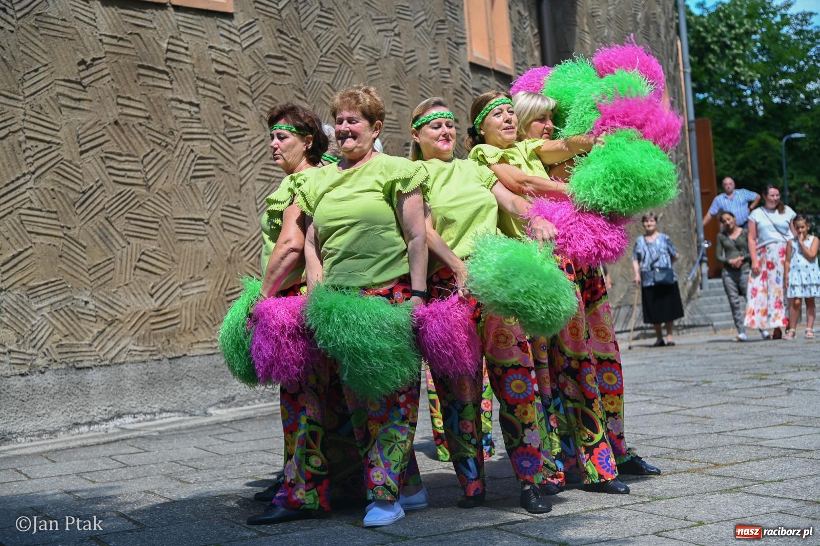 Zdjęcie w galerii na portalu naszraciborz.pl: Międzynarodowy folklor w Raciborzu. Zespoły z Kolumbii, Czech i Polski wspólnie na festiwalu wiadomości z regionu