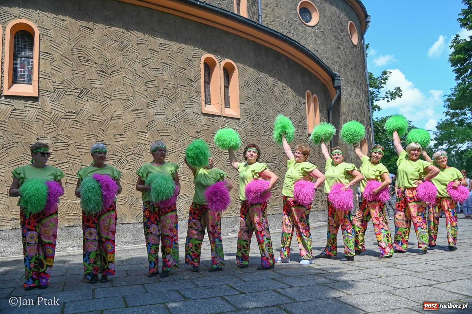 Zdjęcie w galerii na portalu naszraciborz.pl: Międzynarodowy folklor w Raciborzu. Zespoły z Kolumbii, Czech i Polski wspólnie na festiwalu wiadomości z regionu