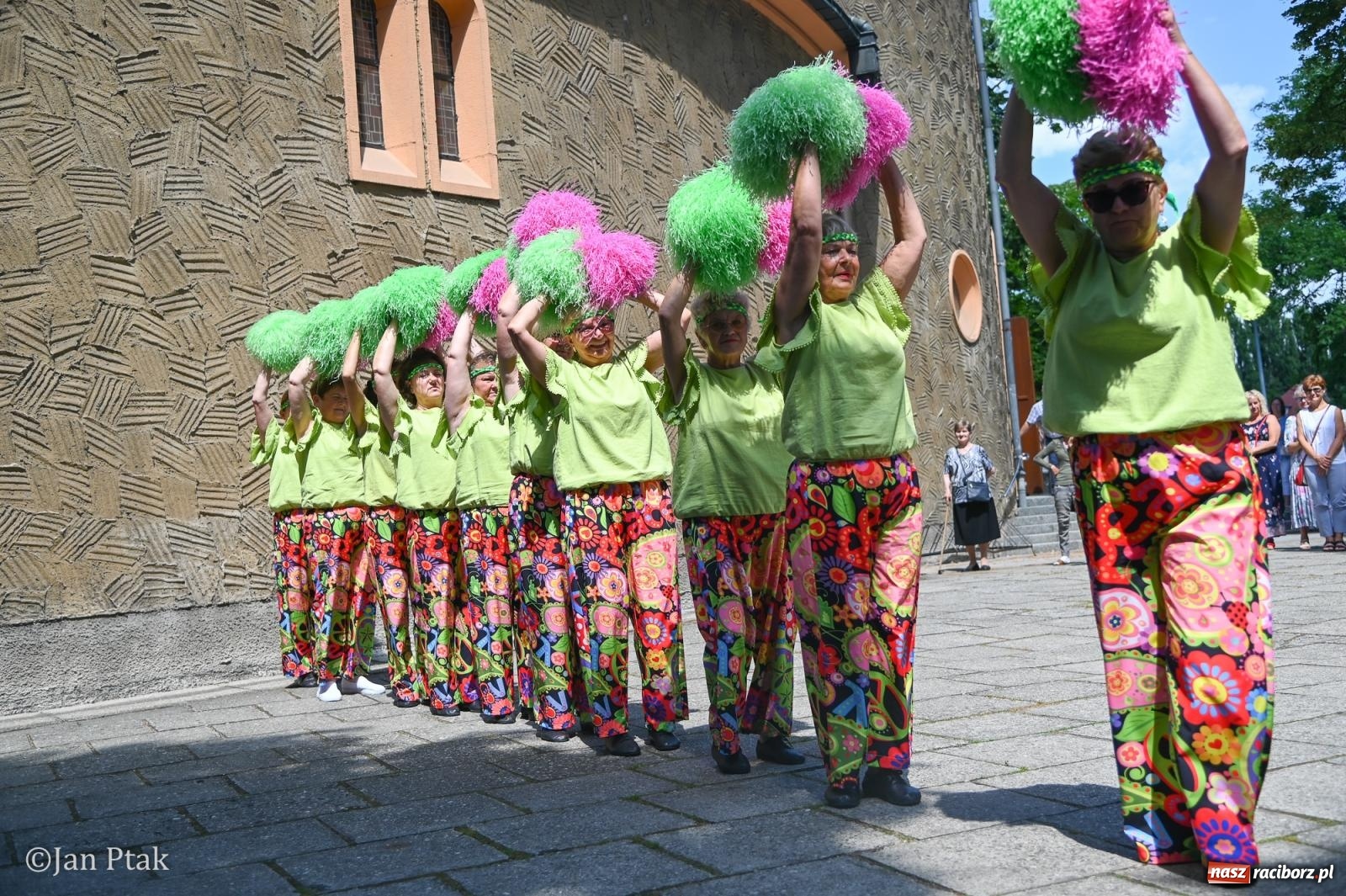 Zdjęcie w galerii na portalu naszraciborz.pl: Międzynarodowy folklor w Raciborzu. Zespoły z Kolumbii, Czech i Polski wspólnie na festiwalu wiadomości z regionu