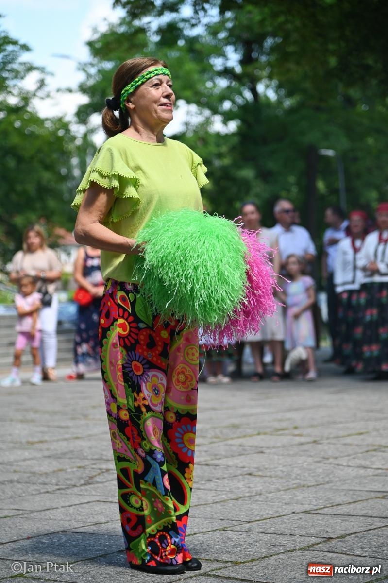 Zdjęcie w galerii na portalu naszraciborz.pl: Międzynarodowy folklor w Raciborzu. Zespoły z Kolumbii, Czech i Polski wspólnie na festiwalu wiadomości z regionu