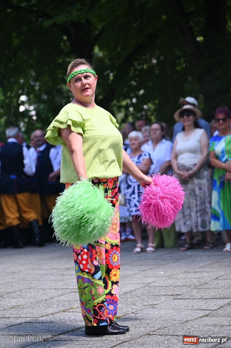 Zdjęcie w galerii na portalu naszraciborz.pl: Międzynarodowy folklor w Raciborzu. Zespoły z Kolumbii, Czech i Polski wspólnie na festiwalu wiadomości z regionu