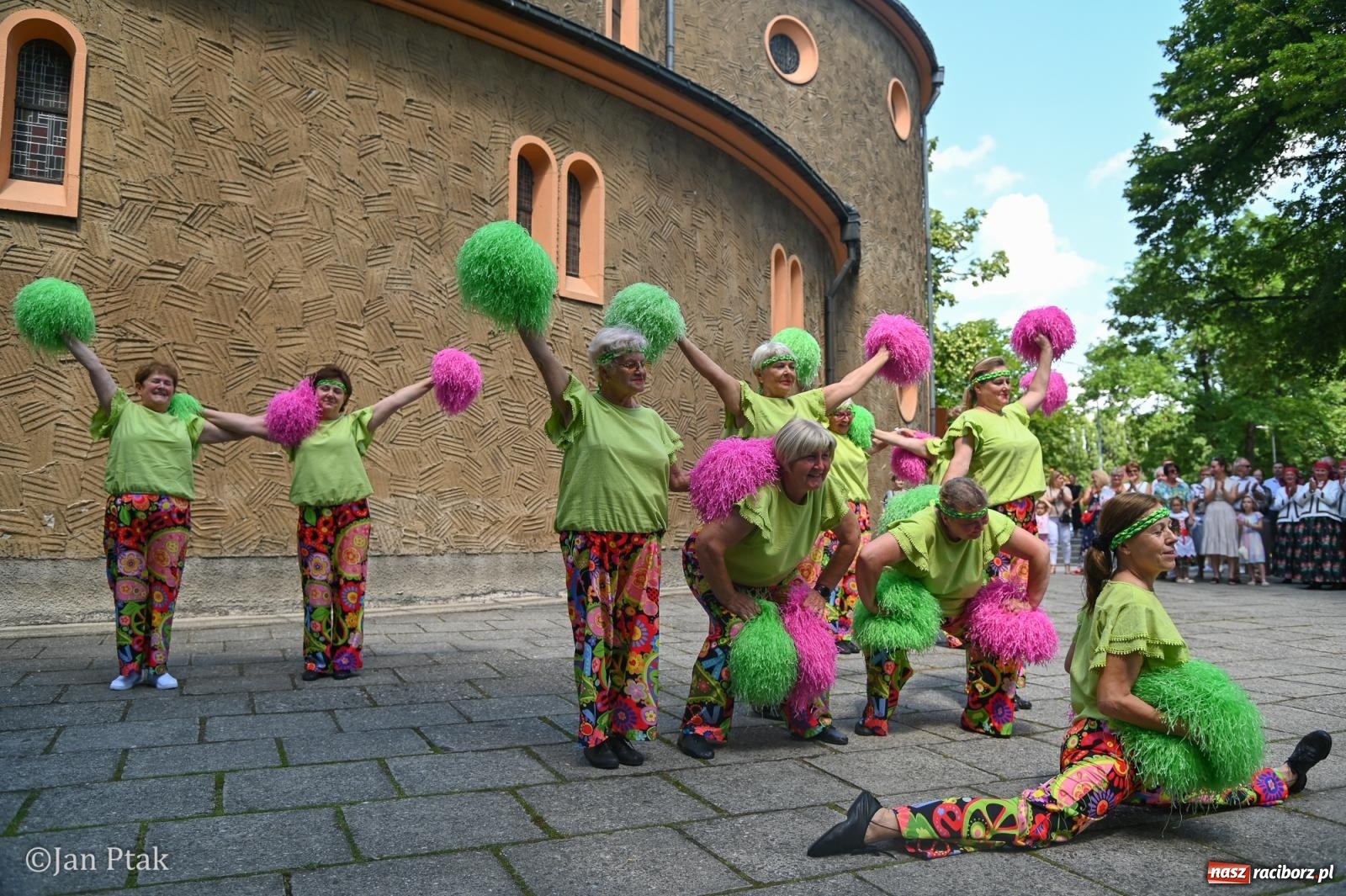 Zdjęcie w galerii na portalu naszraciborz.pl: Międzynarodowy folklor w Raciborzu. Zespoły z Kolumbii, Czech i Polski wspólnie na festiwalu wiadomości z regionu