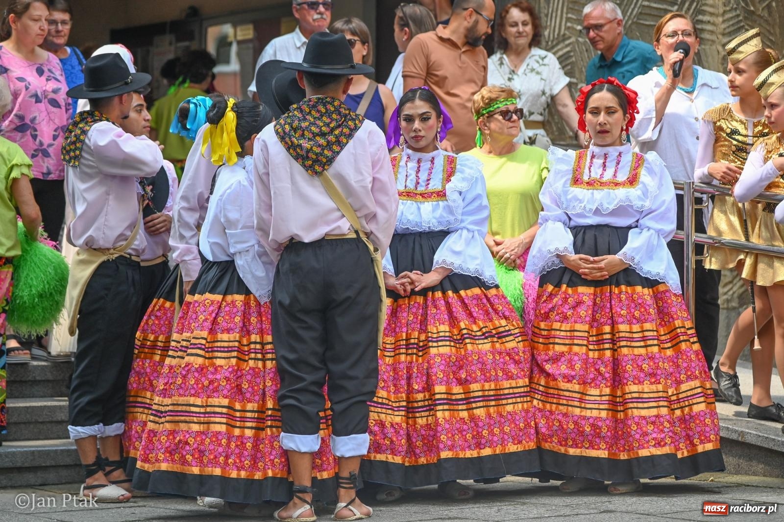 Zdjęcie w galerii na portalu naszraciborz.pl: Międzynarodowy folklor w Raciborzu. Zespoły z Kolumbii, Czech i Polski wspólnie na festiwalu wiadomości z regionu