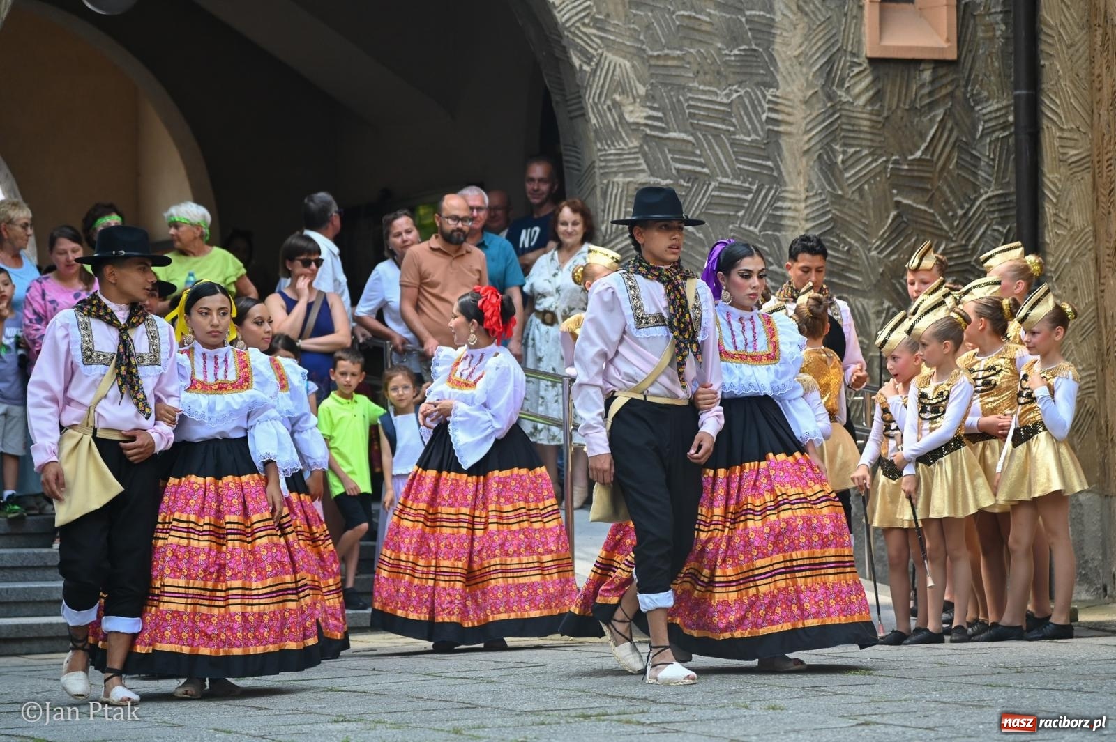 Zdjęcie w galerii na portalu naszraciborz.pl: Międzynarodowy folklor w Raciborzu. Zespoły z Kolumbii, Czech i Polski wspólnie na festiwalu wiadomości z regionu