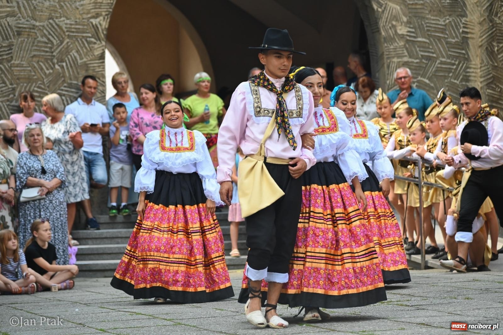 Zdjęcie w galerii na portalu naszraciborz.pl: Międzynarodowy folklor w Raciborzu. Zespoły z Kolumbii, Czech i Polski wspólnie na festiwalu wiadomości z regionu