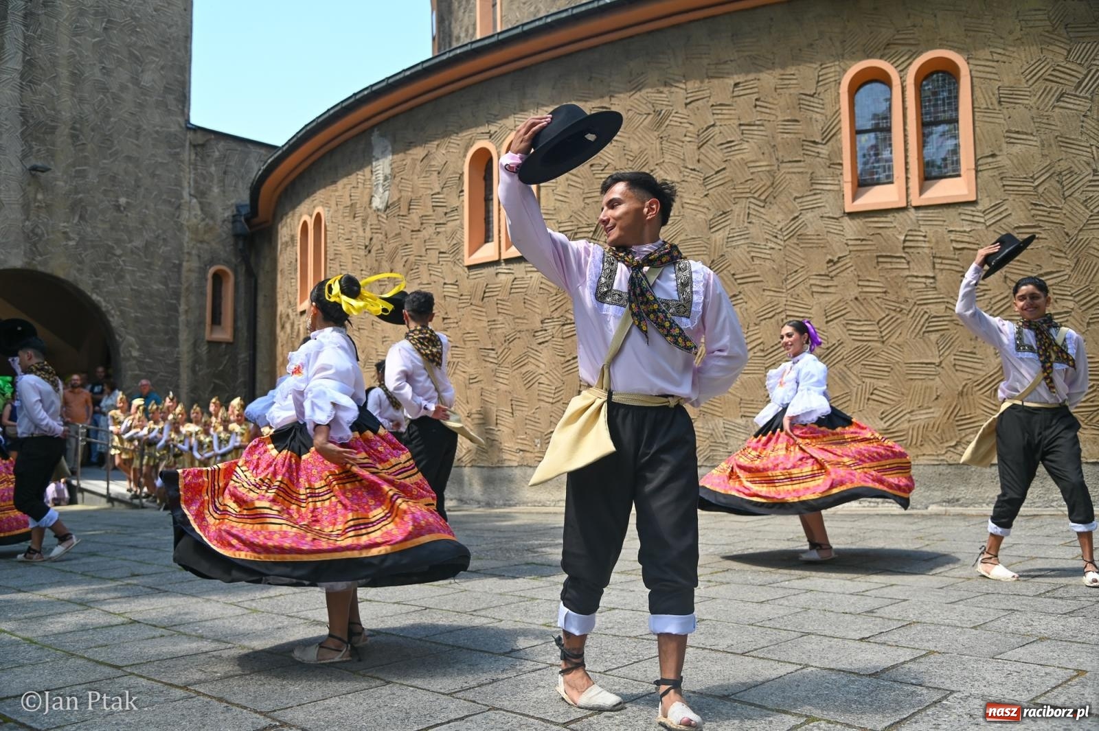 Zdjęcie w galerii na portalu naszraciborz.pl: Międzynarodowy folklor w Raciborzu. Zespoły z Kolumbii, Czech i Polski wspólnie na festiwalu wiadomości z regionu