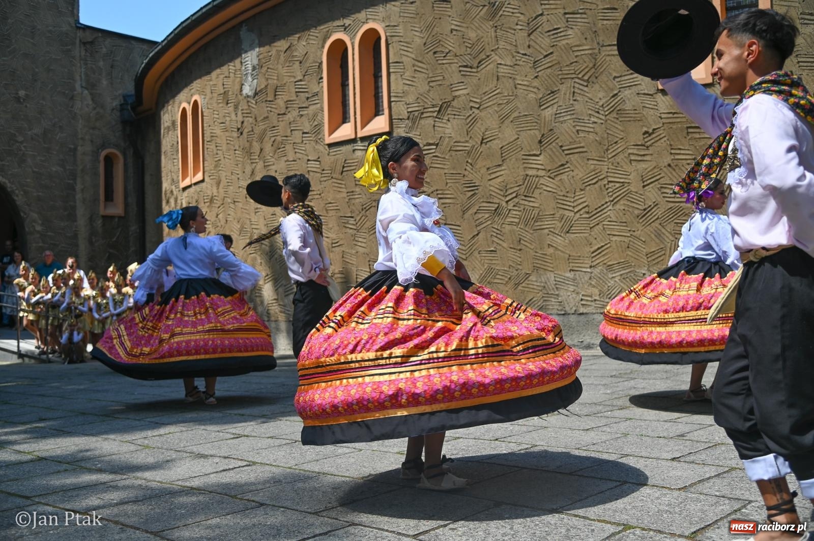 Zdjęcie w galerii na portalu naszraciborz.pl: Międzynarodowy folklor w Raciborzu. Zespoły z Kolumbii, Czech i Polski wspólnie na festiwalu wiadomości z regionu