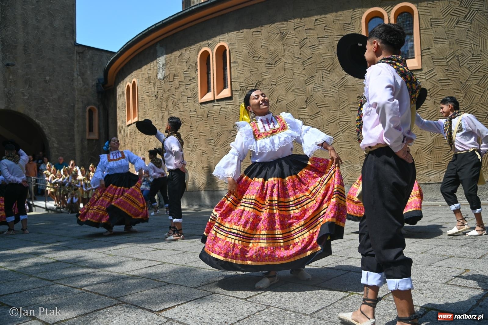 Zdjęcie w galerii na portalu naszraciborz.pl: Międzynarodowy folklor w Raciborzu. Zespoły z Kolumbii, Czech i Polski wspólnie na festiwalu wiadomości z regionu