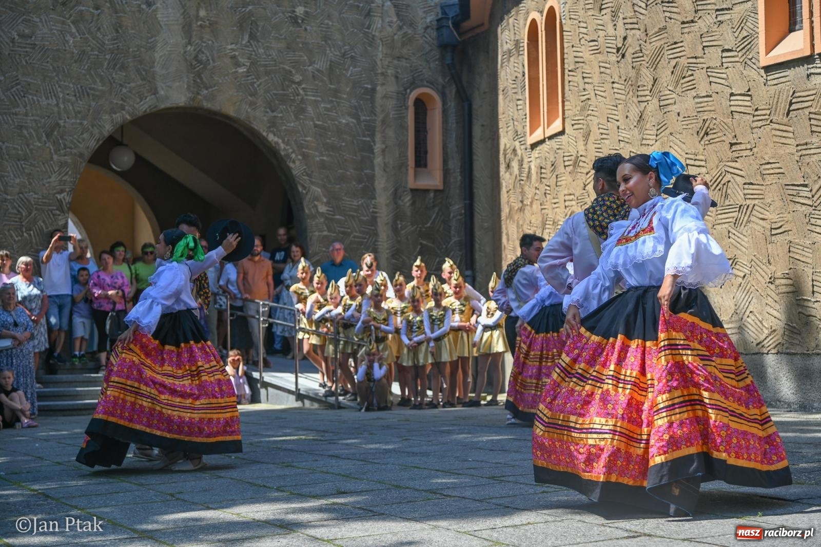 Zdjęcie w galerii na portalu naszraciborz.pl: Międzynarodowy folklor w Raciborzu. Zespoły z Kolumbii, Czech i Polski wspólnie na festiwalu wiadomości z regionu