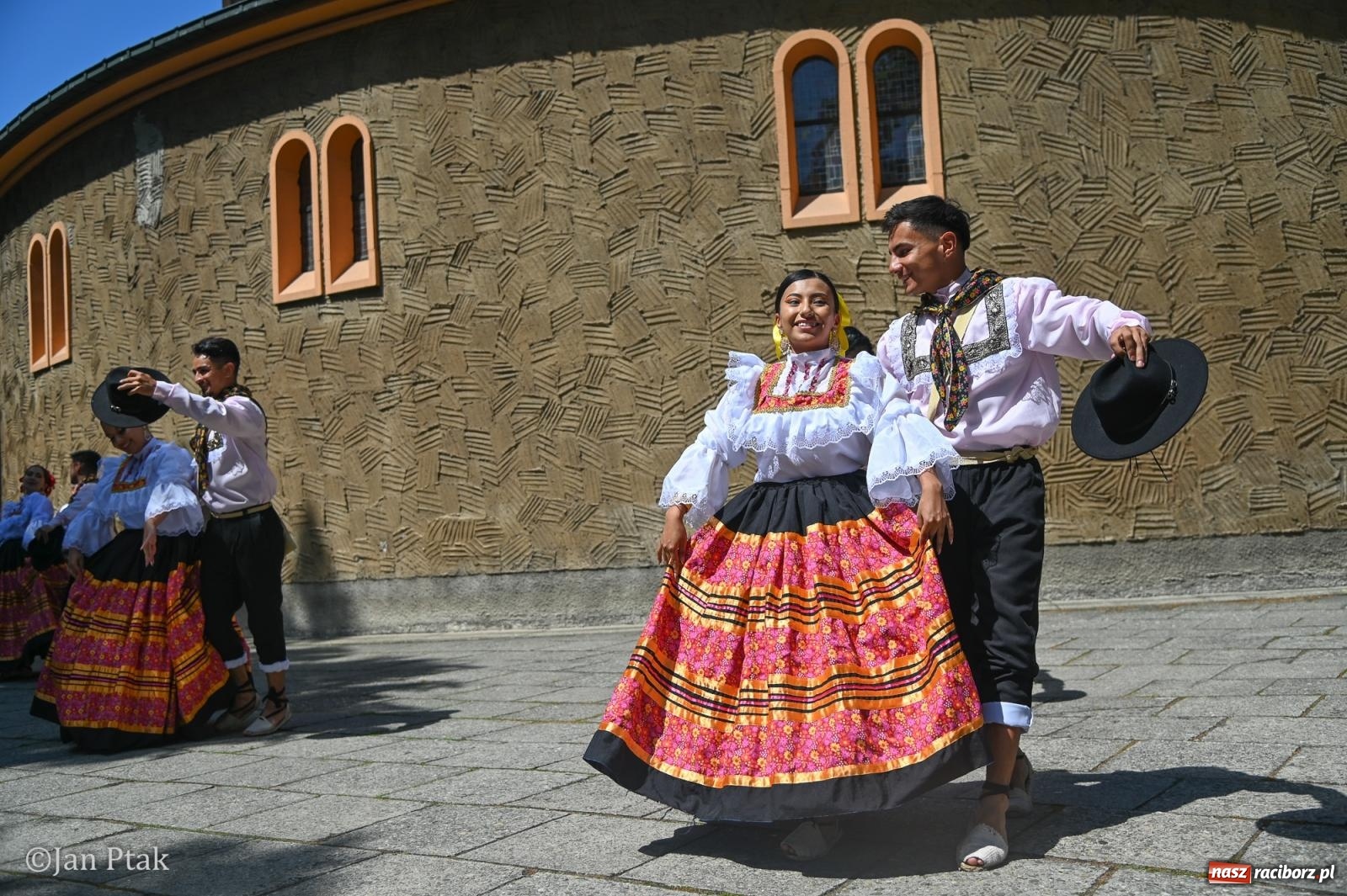 Zdjęcie w galerii na portalu naszraciborz.pl: Międzynarodowy folklor w Raciborzu. Zespoły z Kolumbii, Czech i Polski wspólnie na festiwalu wiadomości z regionu