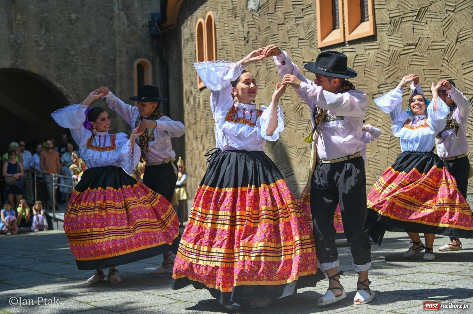 Zdjęcie w galerii na portalu naszraciborz.pl: Międzynarodowy folklor w Raciborzu. Zespoły z Kolumbii, Czech i Polski wspólnie na festiwalu wiadomości z regionu