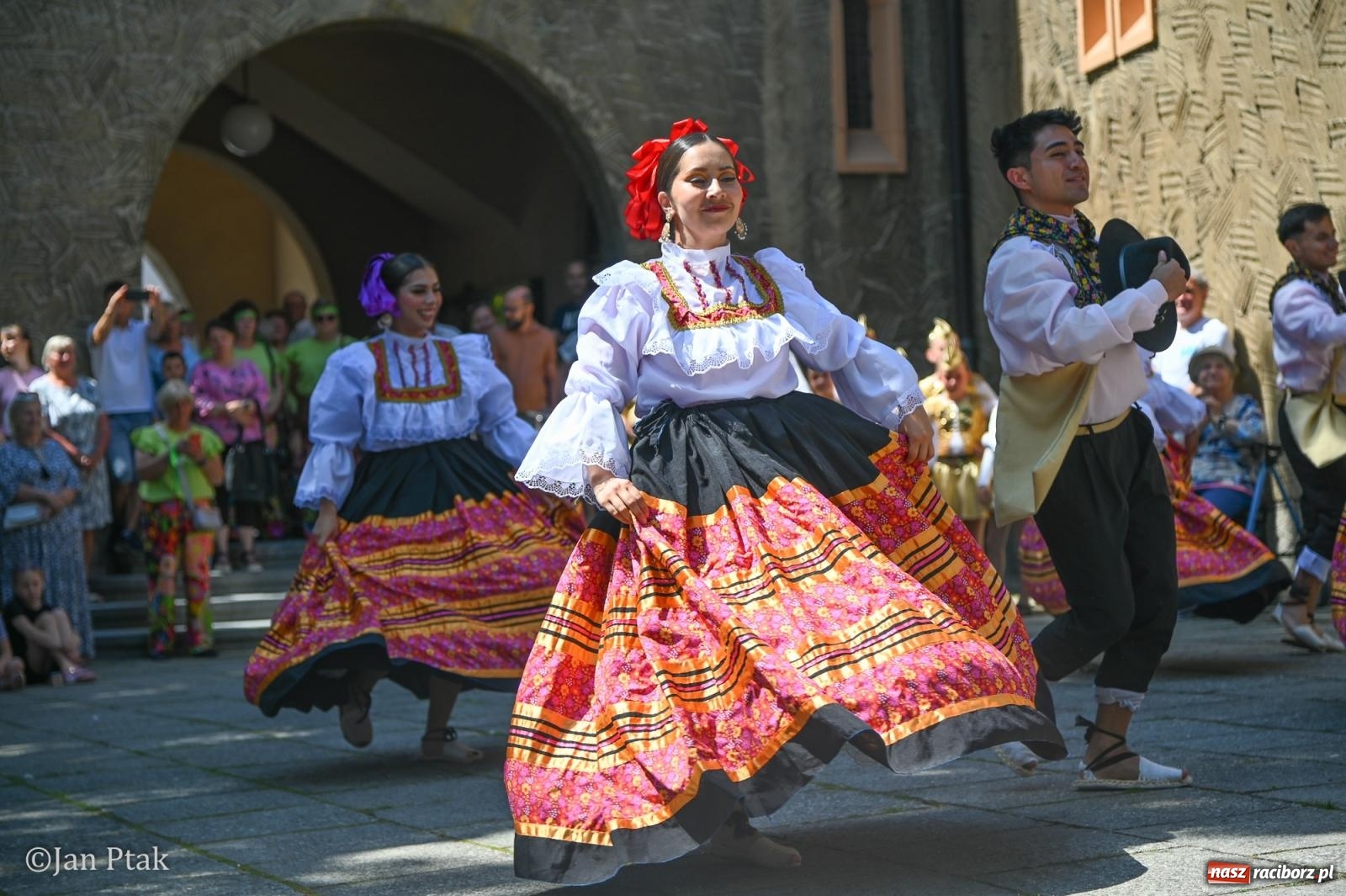 Zdjęcie w galerii na portalu naszraciborz.pl: Międzynarodowy folklor w Raciborzu. Zespoły z Kolumbii, Czech i Polski wspólnie na festiwalu wiadomości z regionu