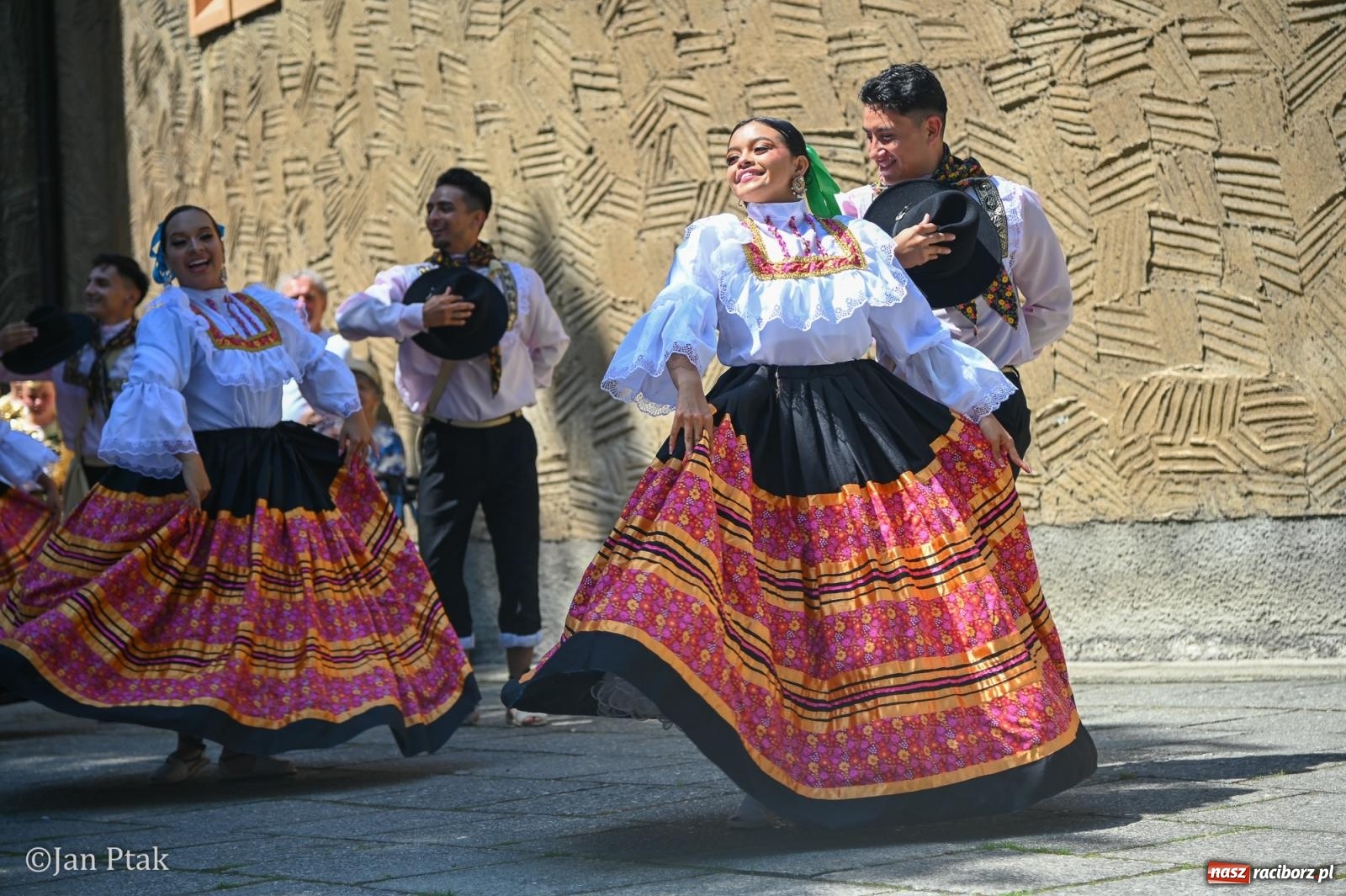 Zdjęcie w galerii na portalu naszraciborz.pl: Międzynarodowy folklor w Raciborzu. Zespoły z Kolumbii, Czech i Polski wspólnie na festiwalu wiadomości z regionu