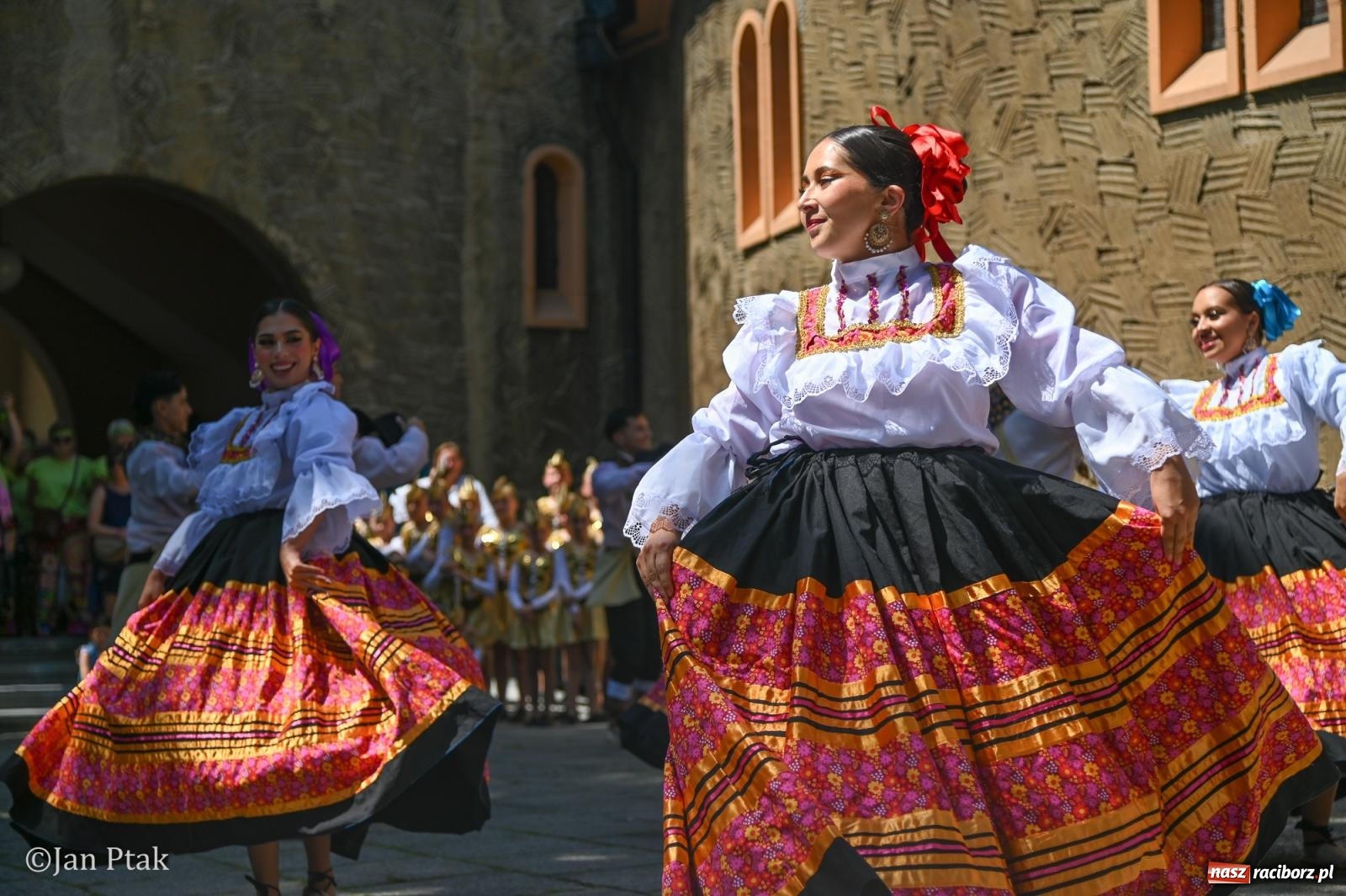Zdjęcie w galerii na portalu naszraciborz.pl: Międzynarodowy folklor w Raciborzu. Zespoły z Kolumbii, Czech i Polski wspólnie na festiwalu wiadomości z regionu