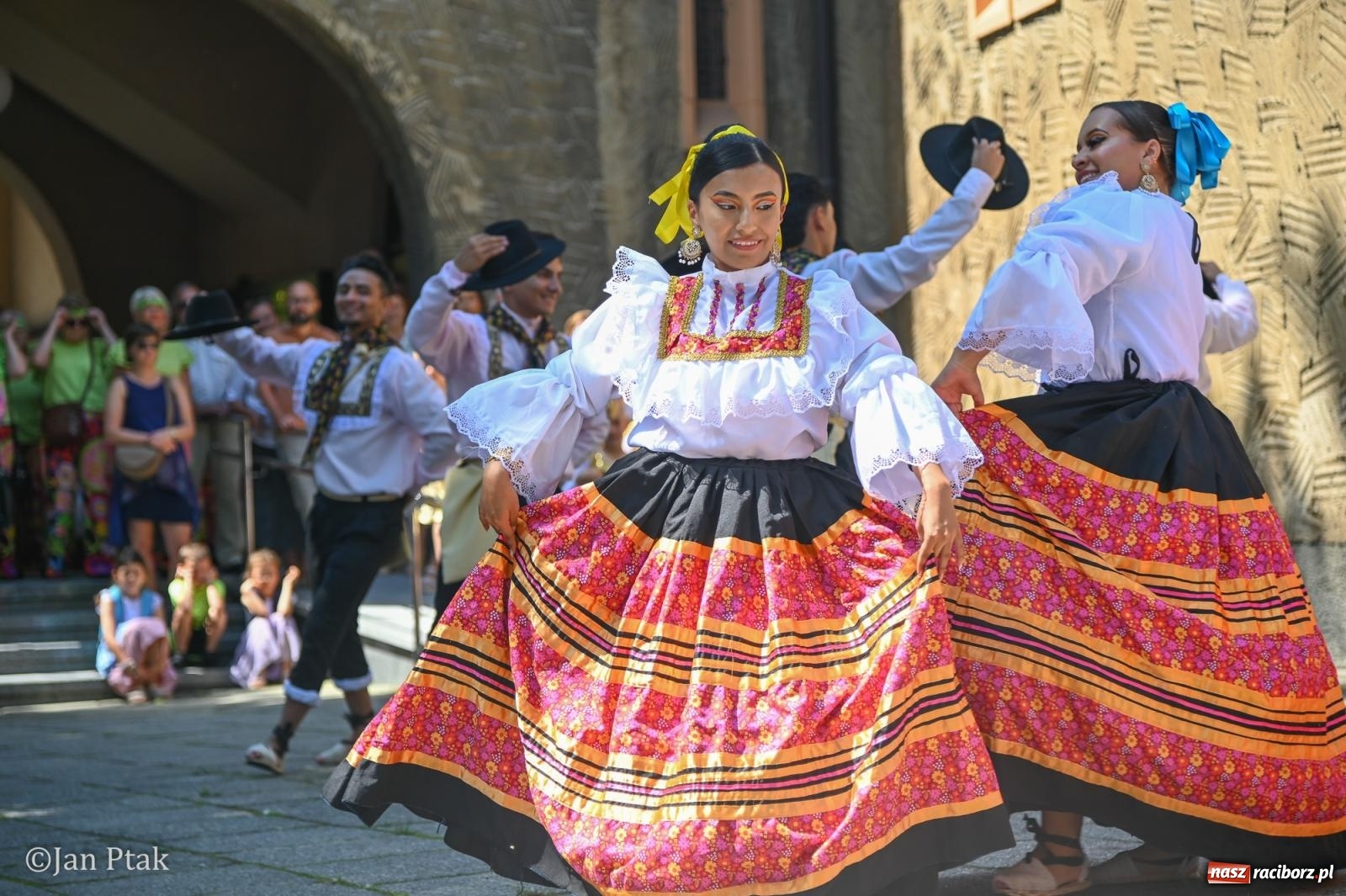 Zdjęcie w galerii na portalu naszraciborz.pl: Międzynarodowy folklor w Raciborzu. Zespoły z Kolumbii, Czech i Polski wspólnie na festiwalu wiadomości z regionu