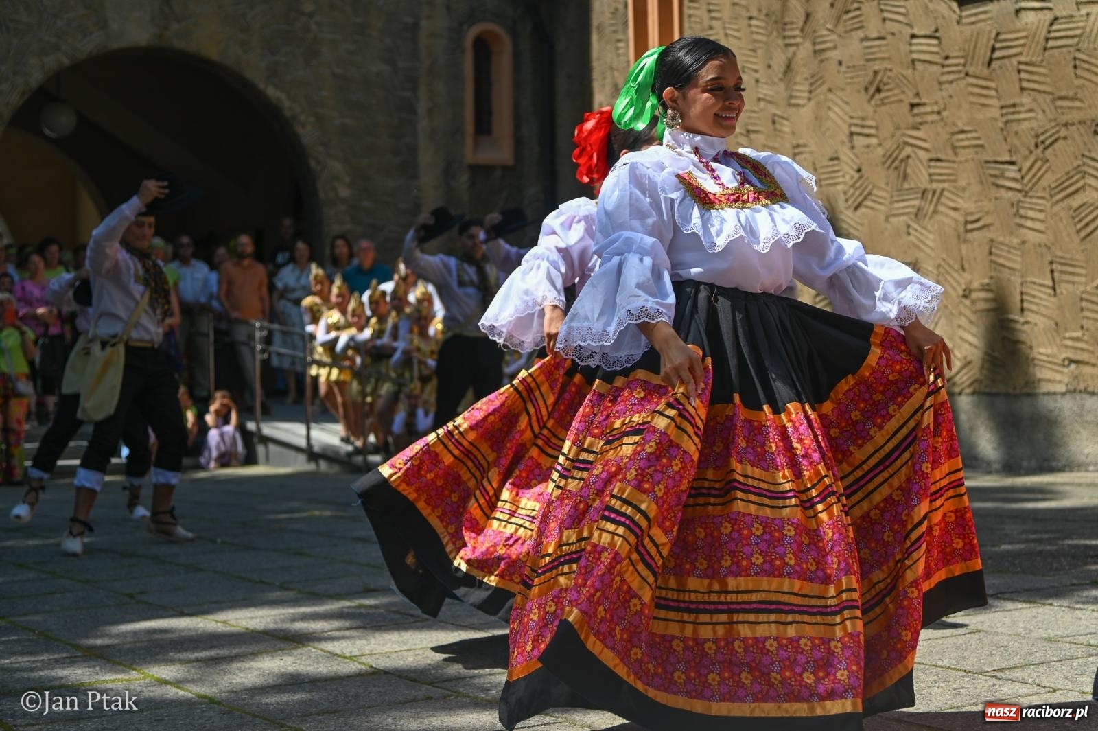Zdjęcie w galerii na portalu naszraciborz.pl: Międzynarodowy folklor w Raciborzu. Zespoły z Kolumbii, Czech i Polski wspólnie na festiwalu wiadomości z regionu