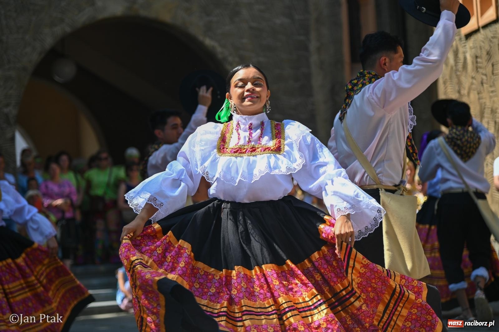 Zdjęcie w galerii na portalu naszraciborz.pl: Międzynarodowy folklor w Raciborzu. Zespoły z Kolumbii, Czech i Polski wspólnie na festiwalu wiadomości z regionu