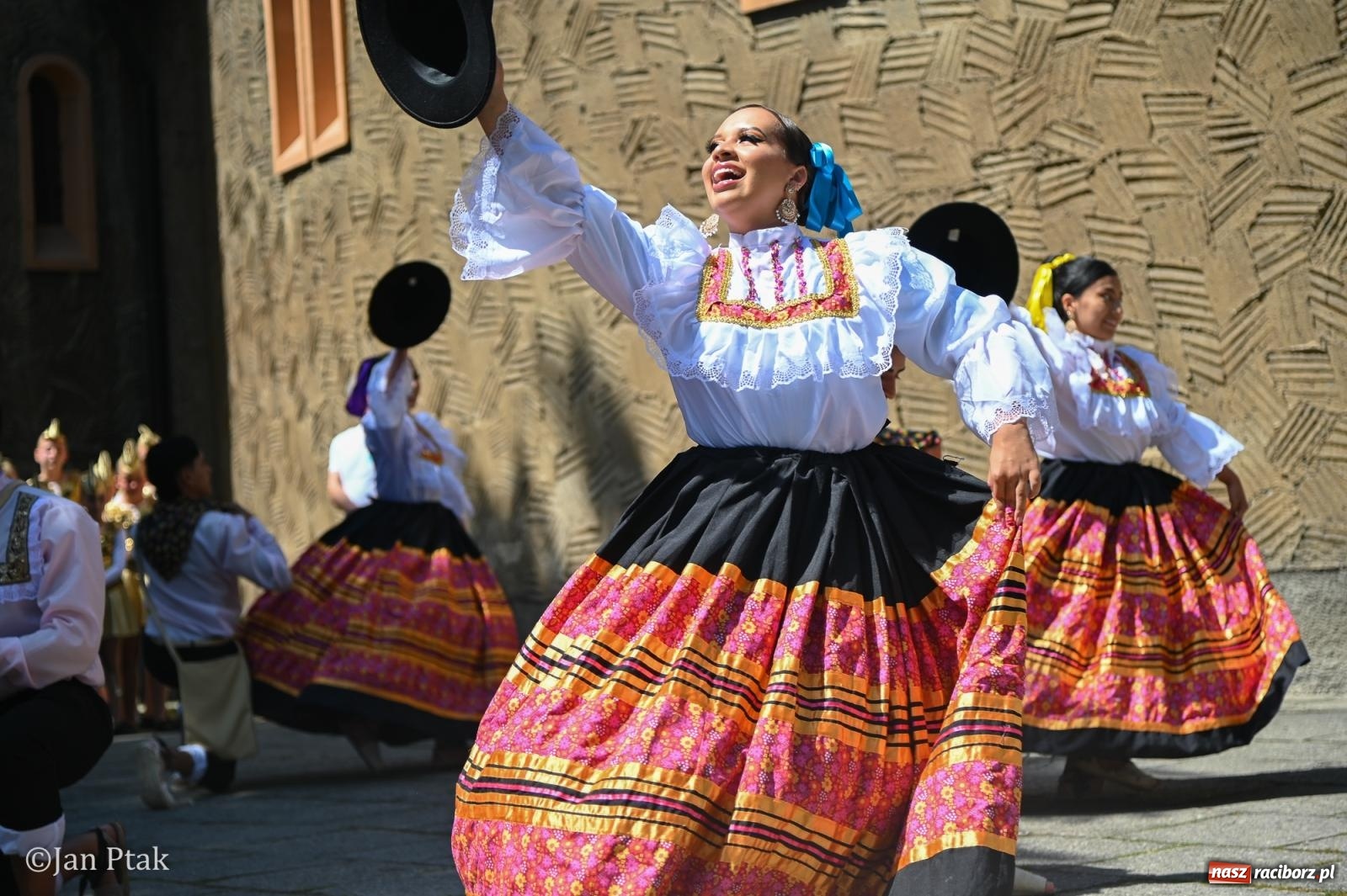 Zdjęcie w galerii na portalu naszraciborz.pl: Międzynarodowy folklor w Raciborzu. Zespoły z Kolumbii, Czech i Polski wspólnie na festiwalu wiadomości z regionu